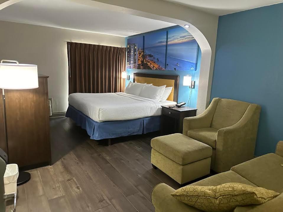 Days Inn & Suites by Wyndham Tampa Fairground-Casino-Ybor photo 5