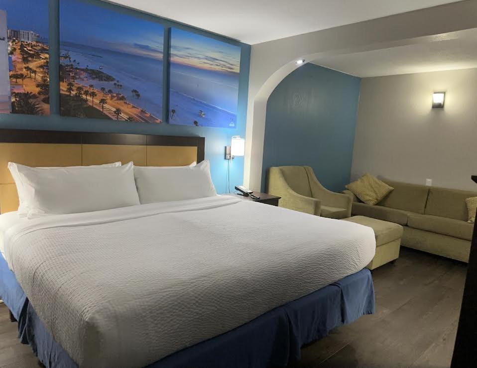 Days Inn & Suites by Wyndham Tampa Fairground-Casino-Ybor photo 8