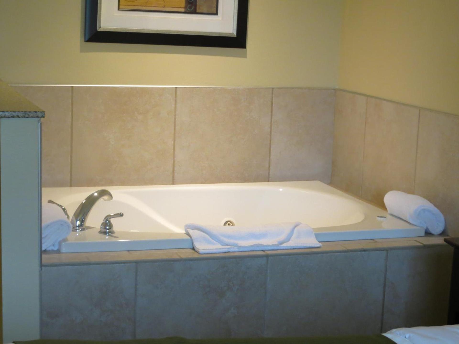 Cobblestone Inn & Suites - Brillion photo 43