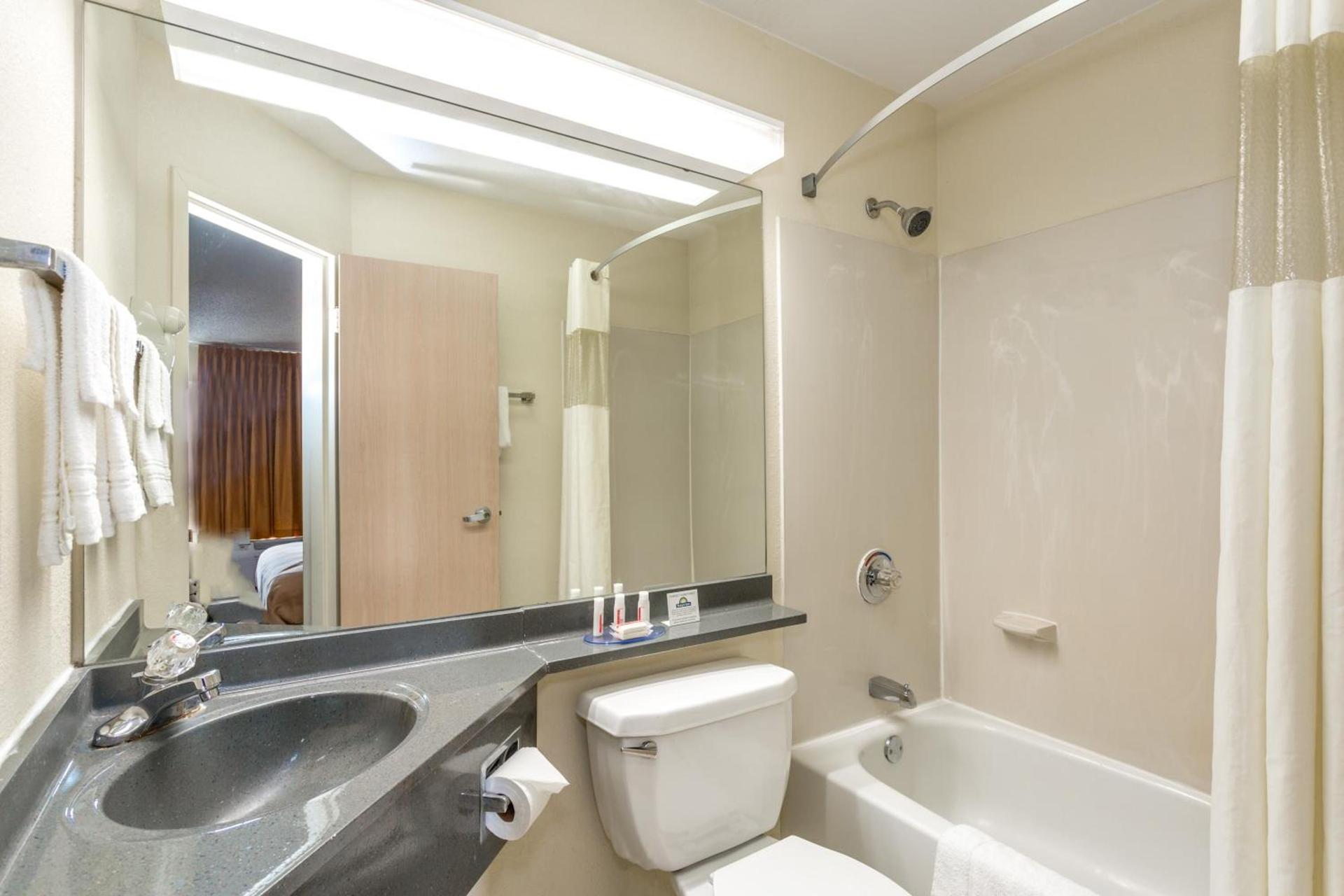 Days Inn by Wyndham Florence Cincinnati Area photo 2