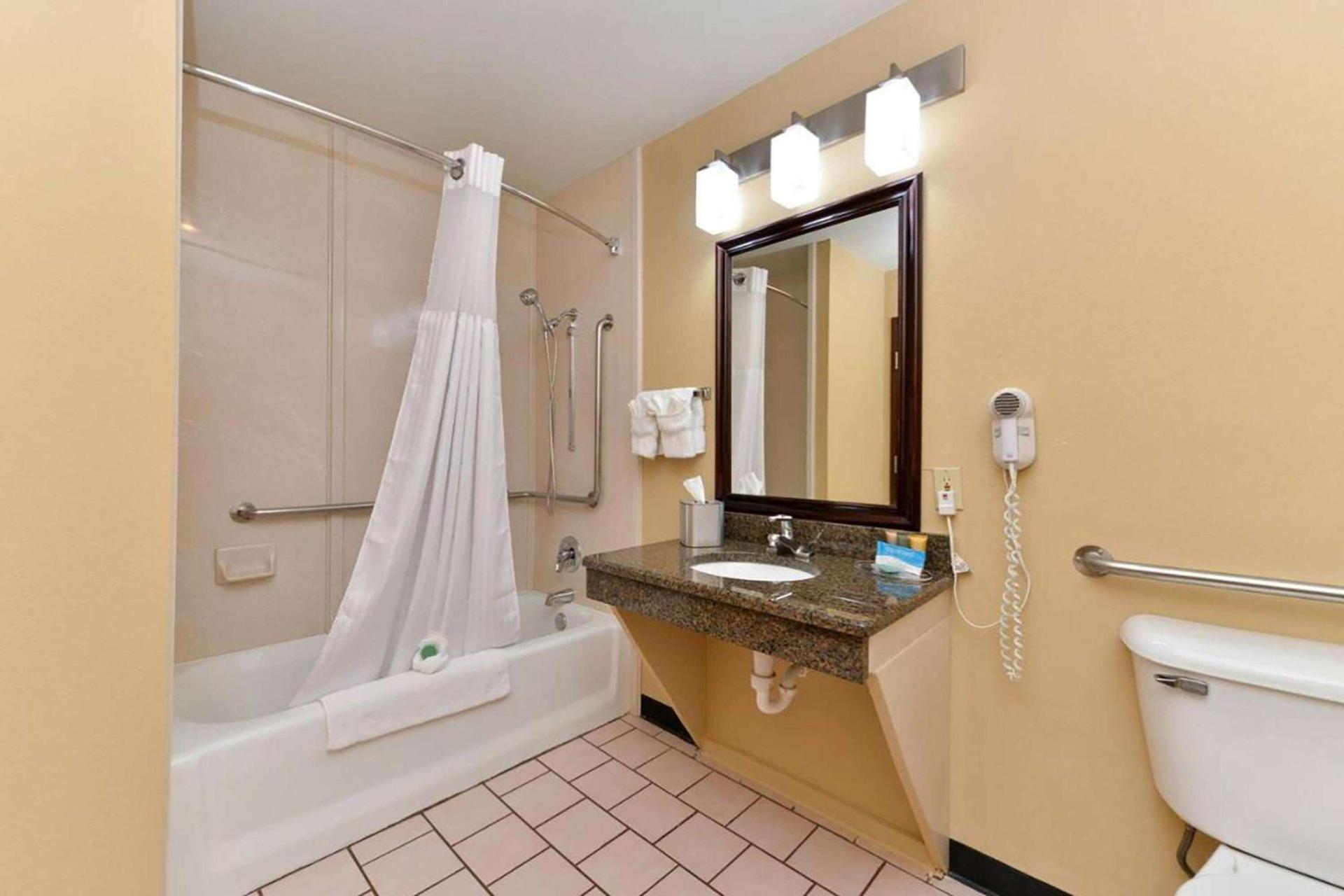 Baymont by Wyndham Ardmore I-35 photo 13