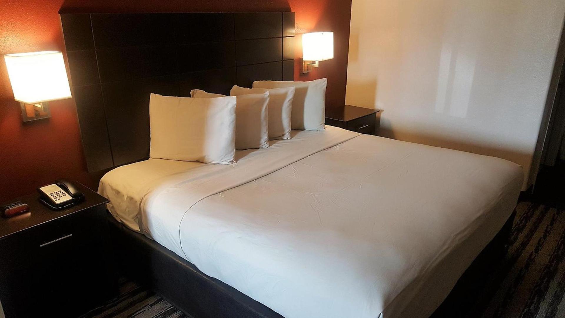 Red Roof Inn & Suites Houston – Humble/IAH Airport photo 8