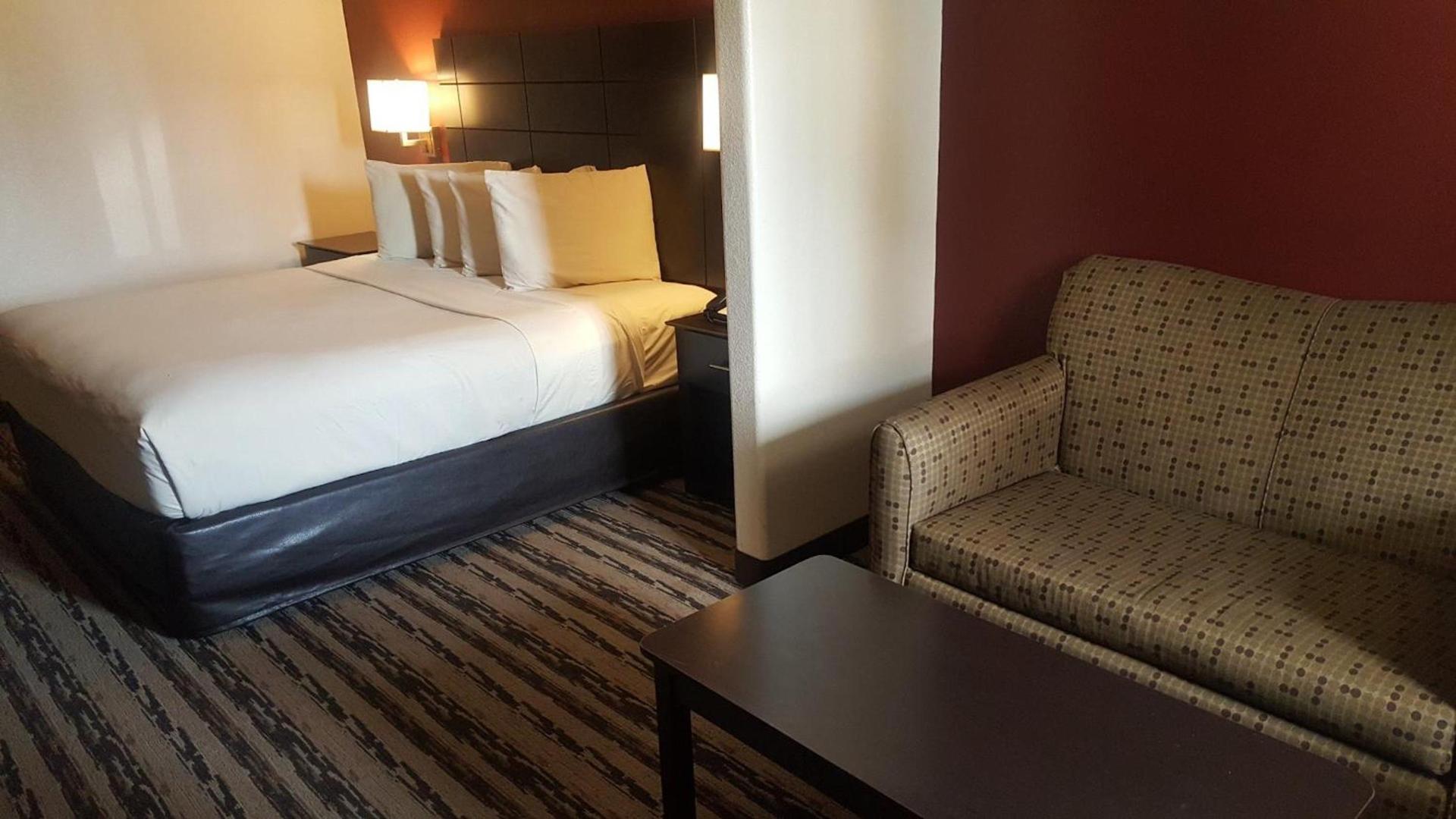 Red Roof Inn & Suites Houston – Humble/IAH Airport photo 11