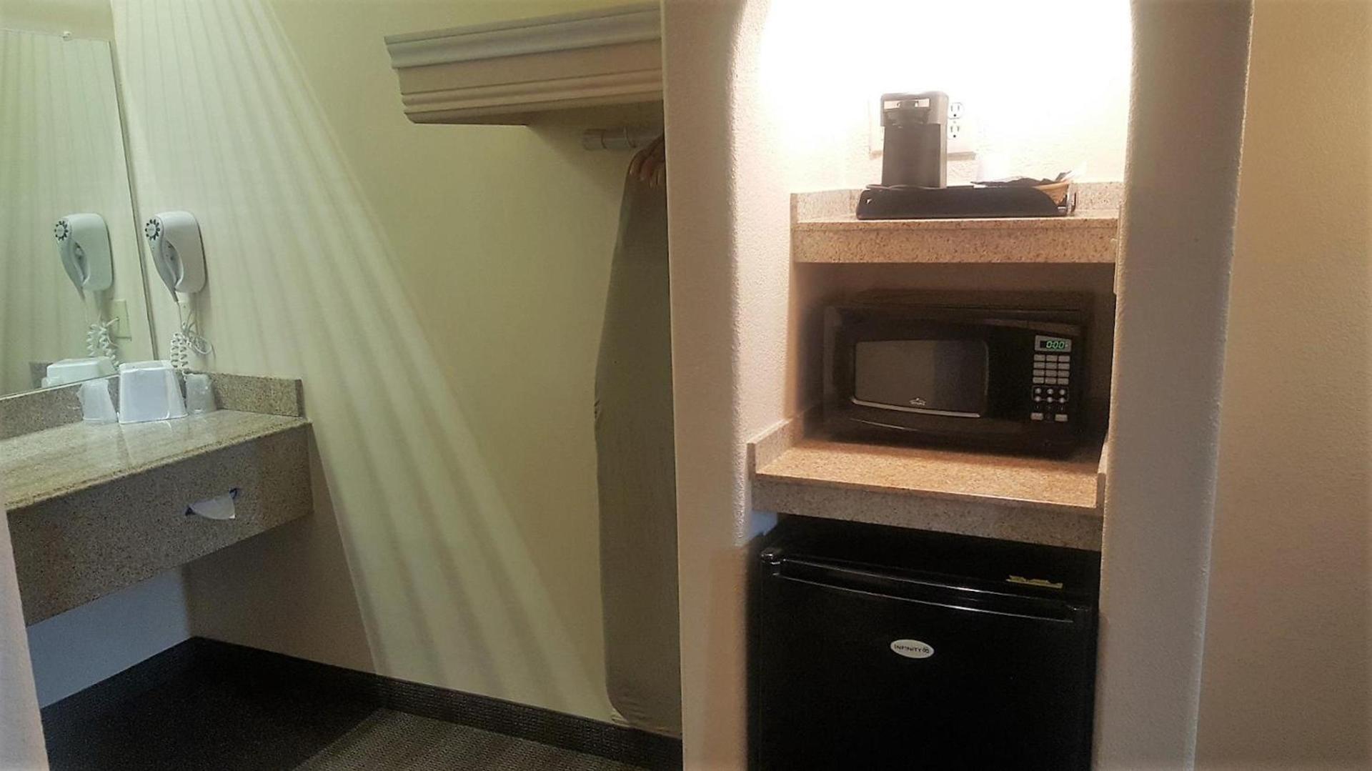 Red Roof Inn & Suites Houston – Humble/IAH Airport photo 13