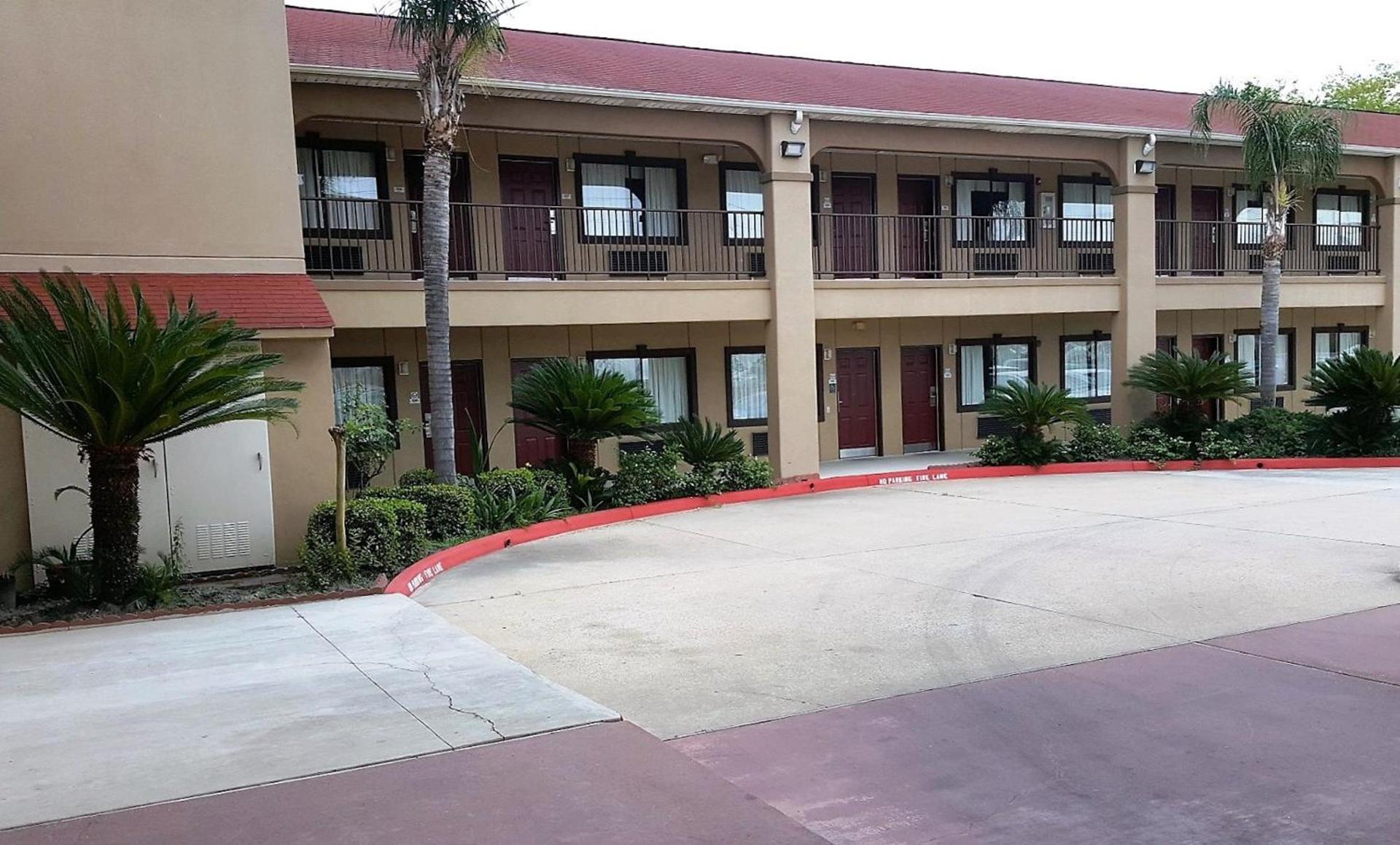 Red Roof Inn & Suites Houston – Humble/IAH Airport photo 2
