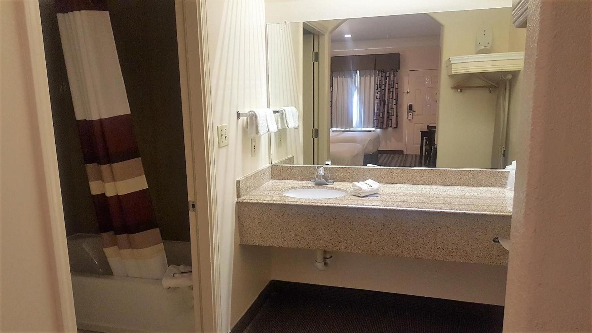 Red Roof Inn & Suites Houston – Humble/IAH Airport photo 15