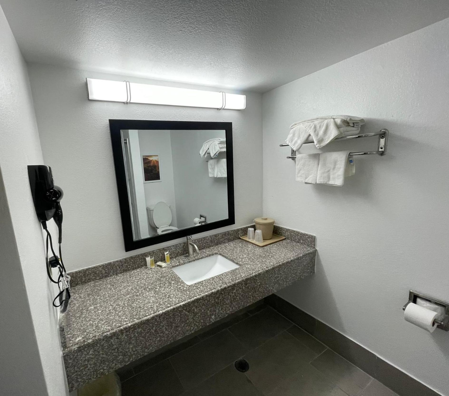 Days Inn by Wyndham Shawnee photo 16