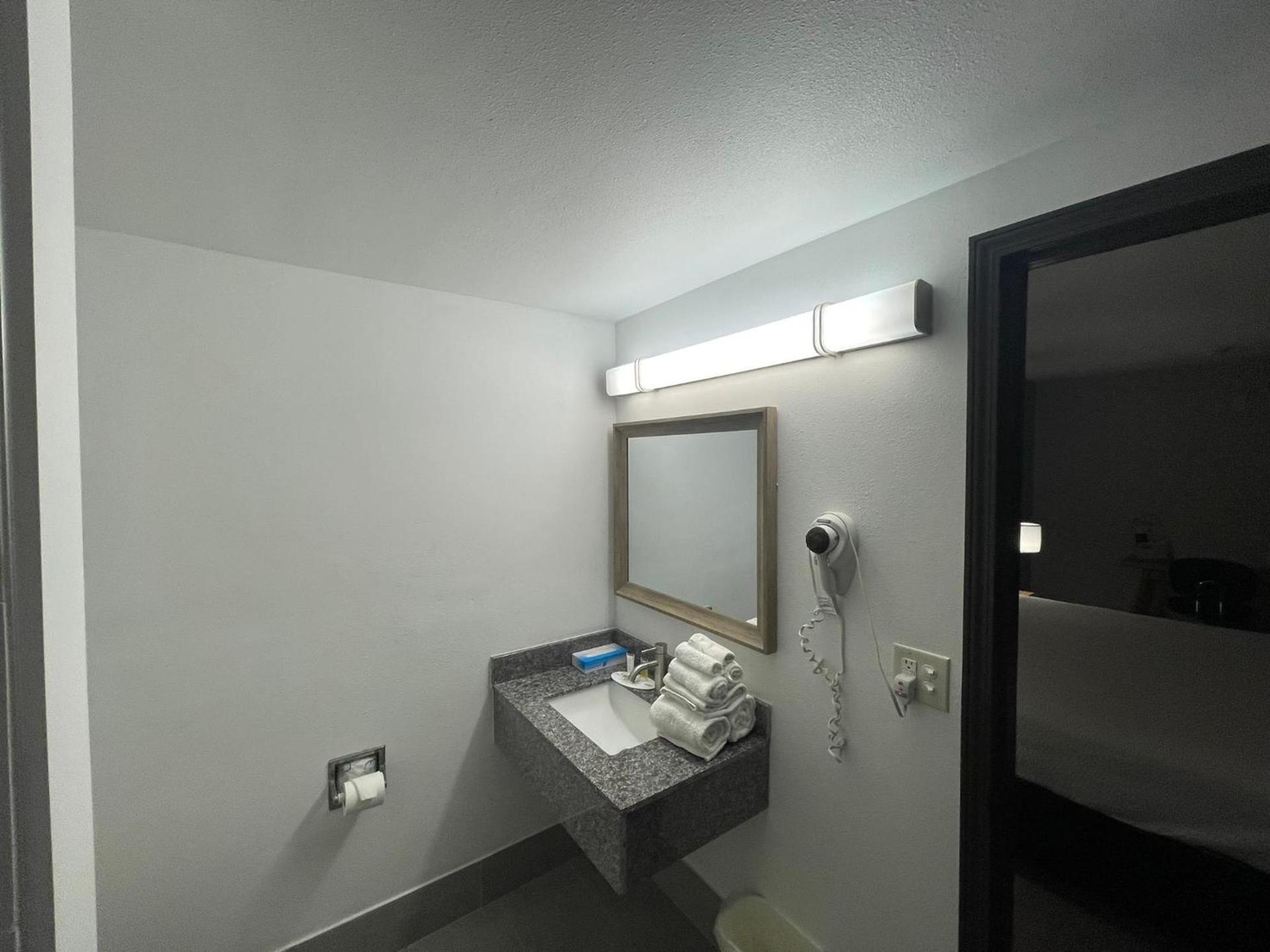 Days Inn by Wyndham Shawnee photo 22