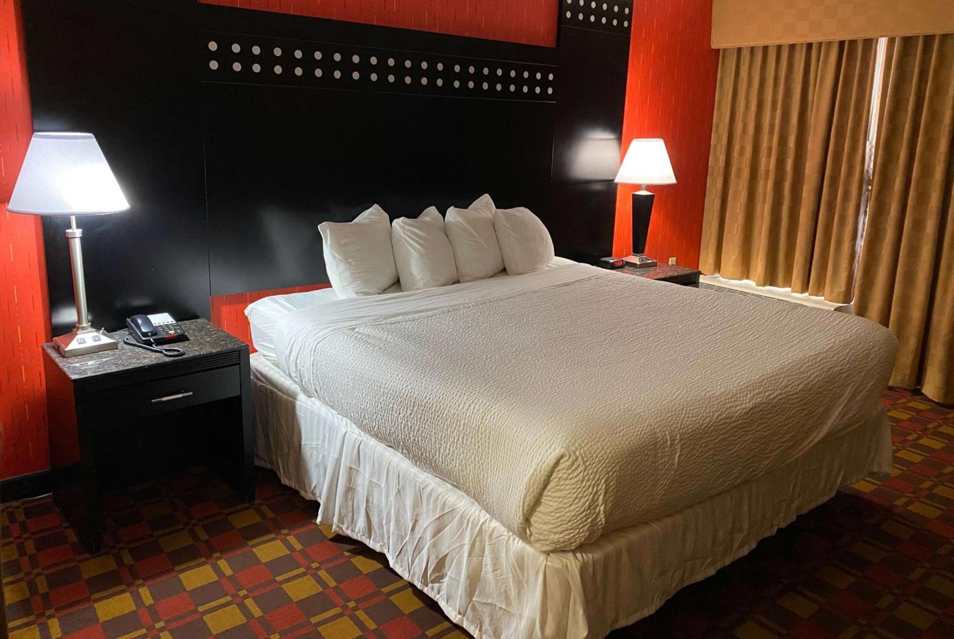 Ramada by Wyndham Rochelle Park Near Paramus photo 7
