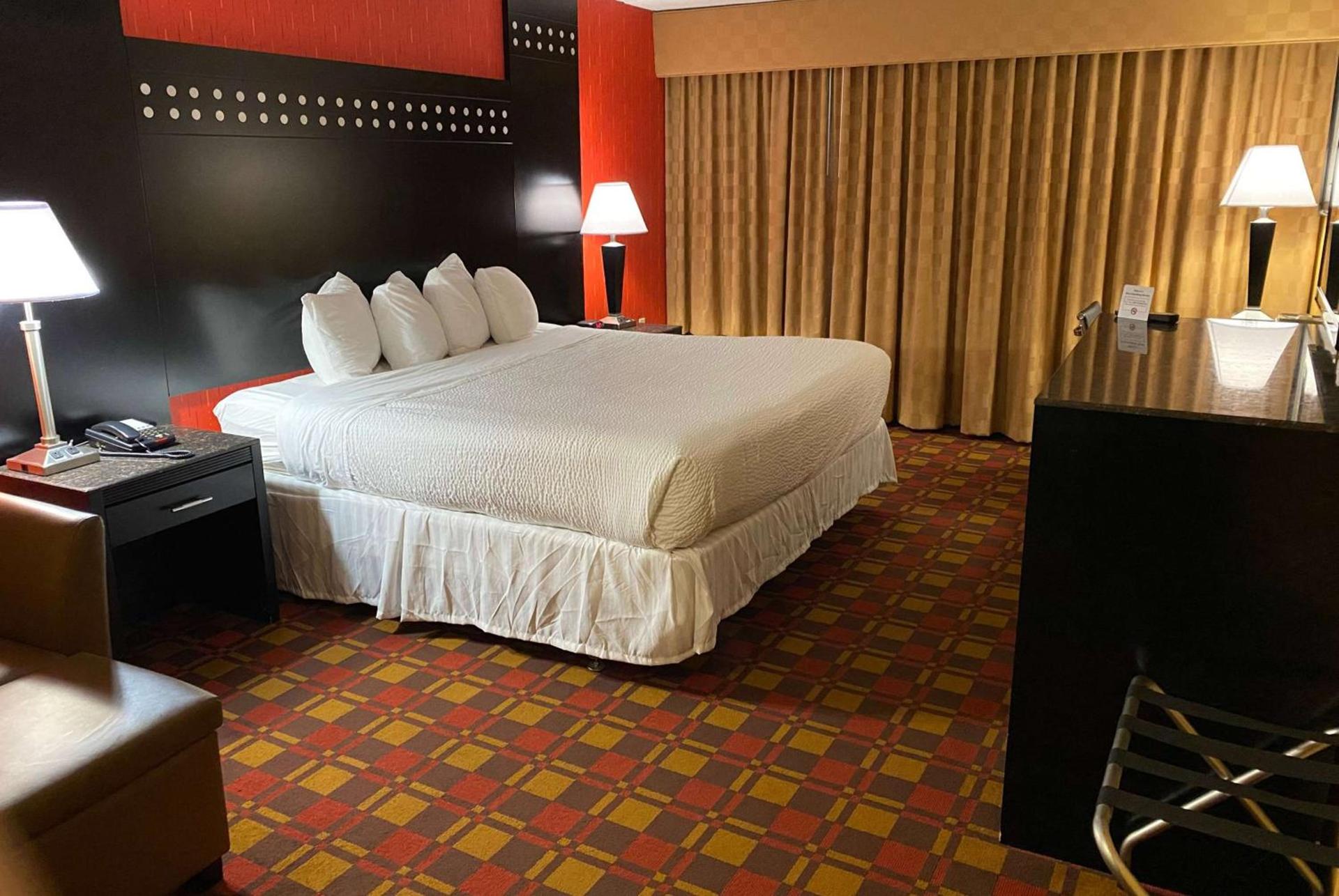 Ramada by Wyndham Rochelle Park Near Paramus photo 8