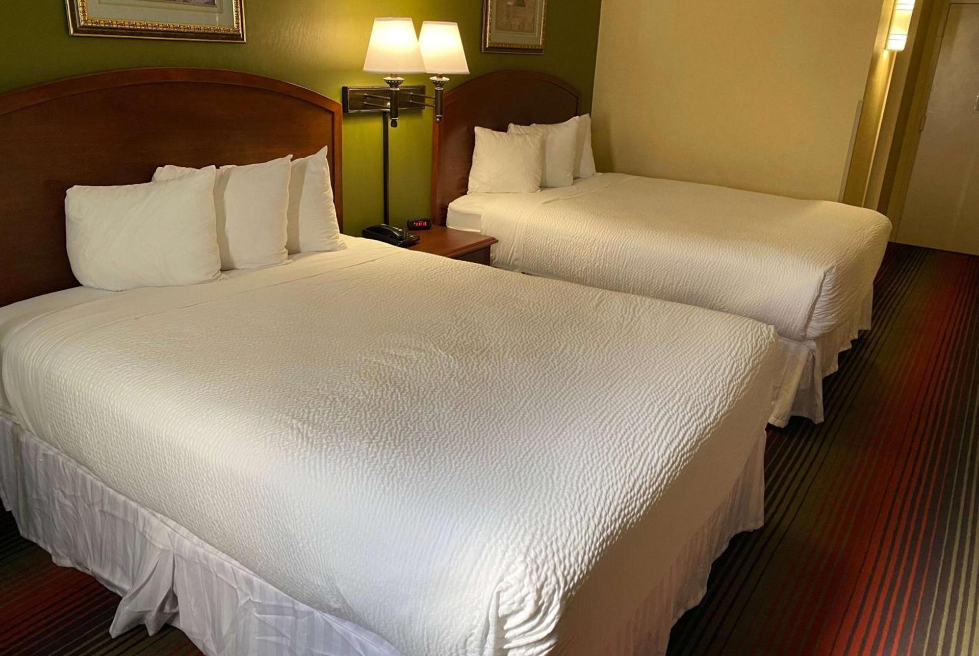 Ramada by Wyndham Rochelle Park Near Paramus photo 9