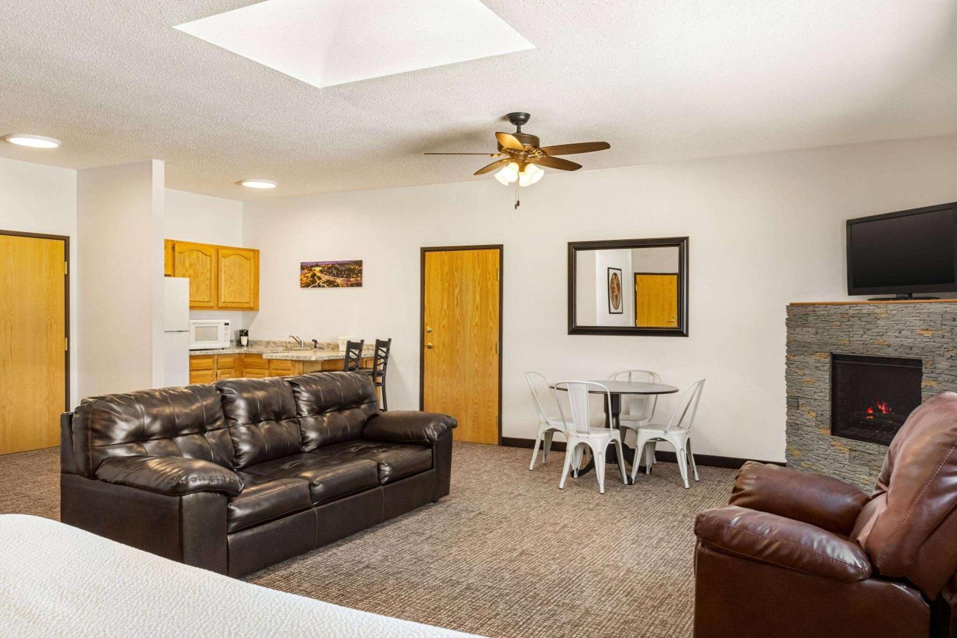 Ramada by Wyndham Richland Center photo 13