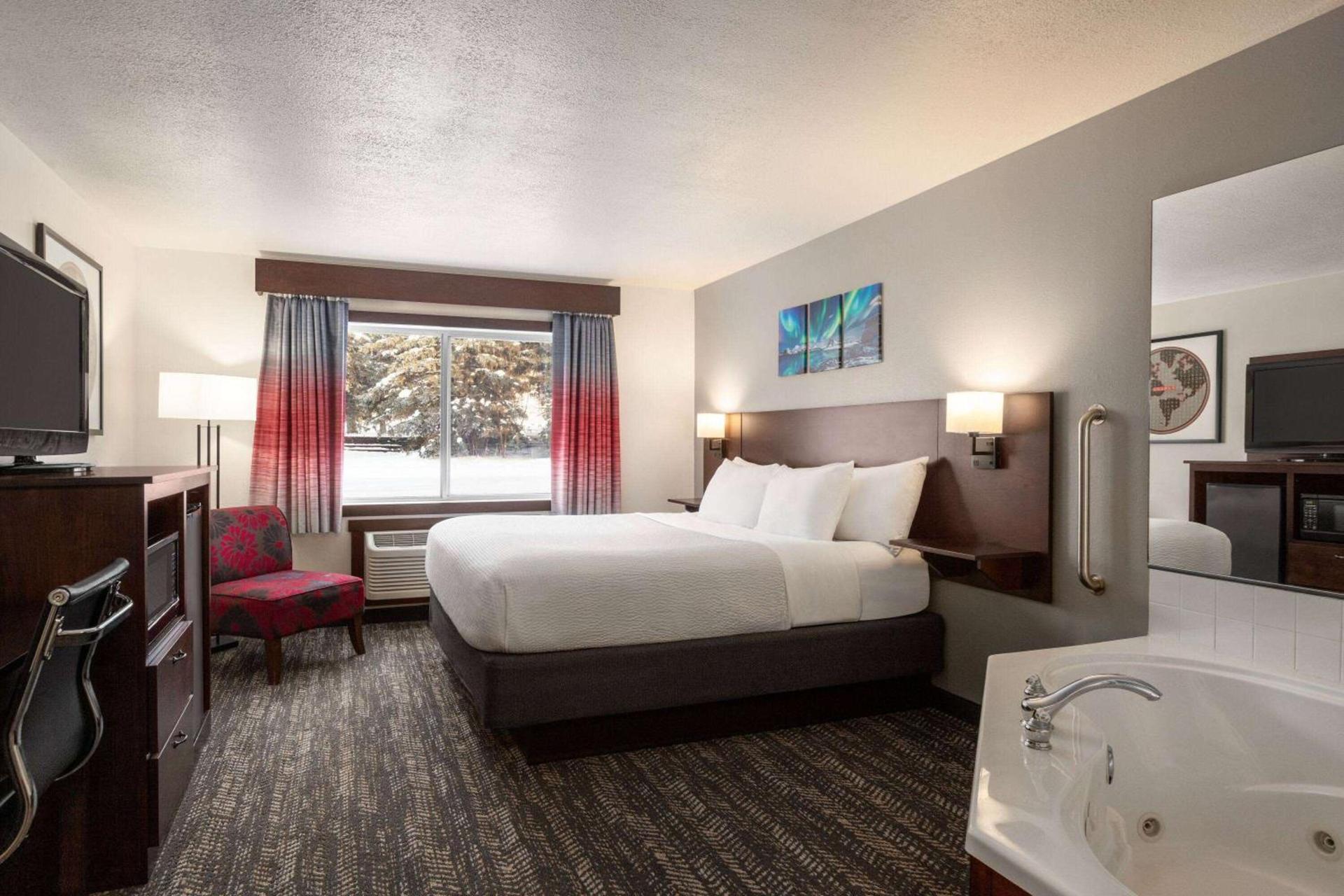 Ramada by Wyndham Richland Center photo 15