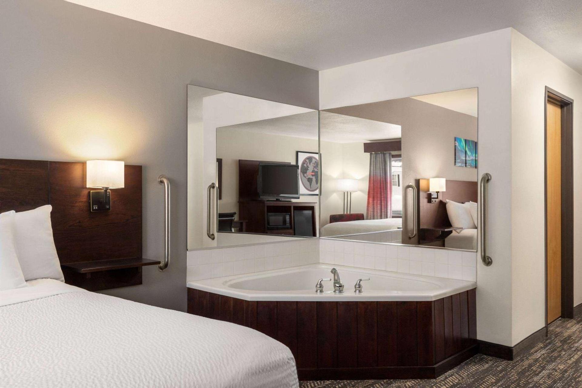 Ramada by Wyndham Richland Center photo 17