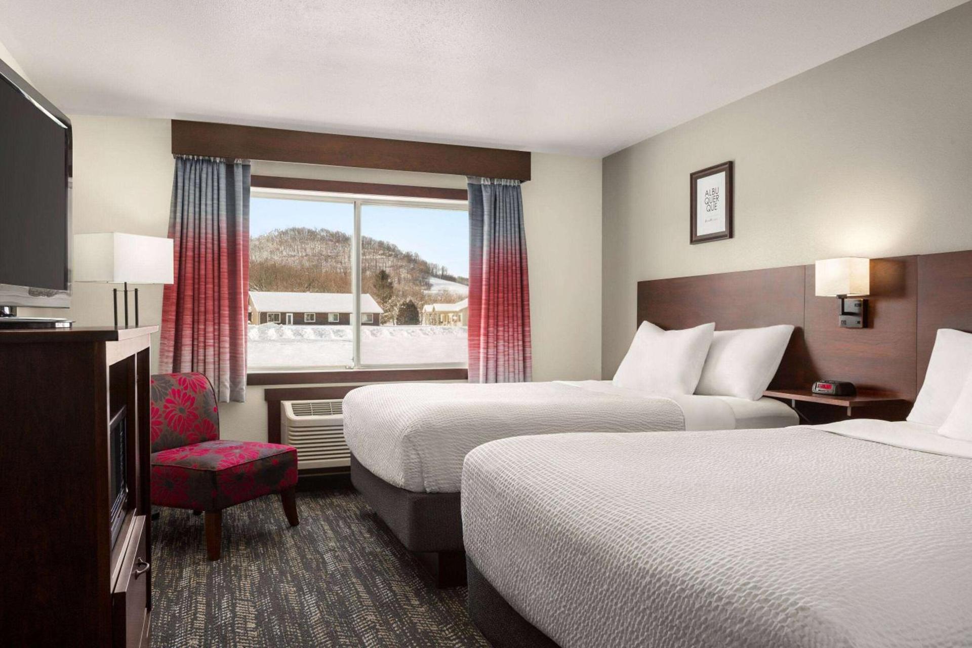 Ramada by Wyndham Richland Center photo 22