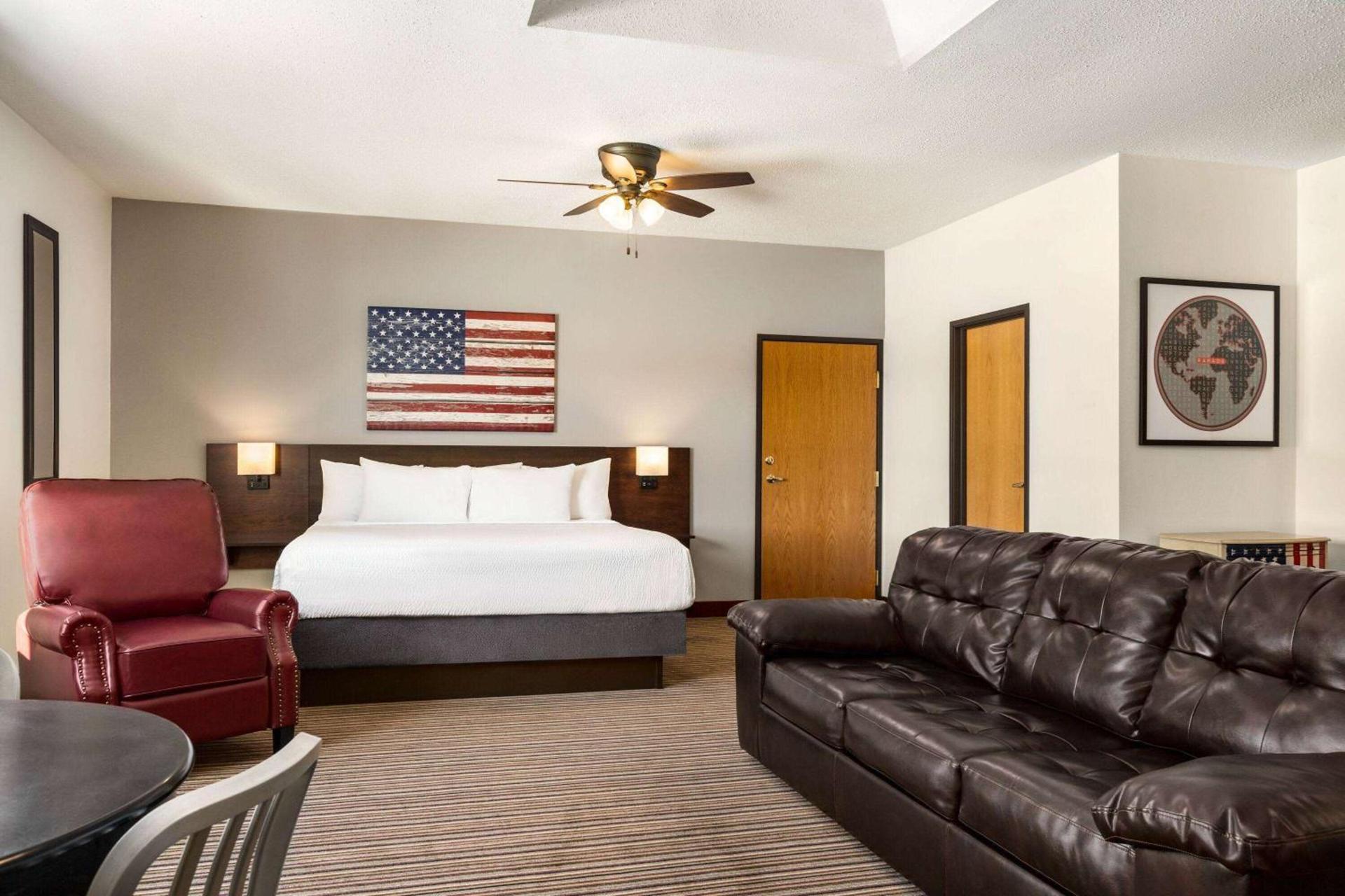 Ramada by Wyndham Richland Center photo 37