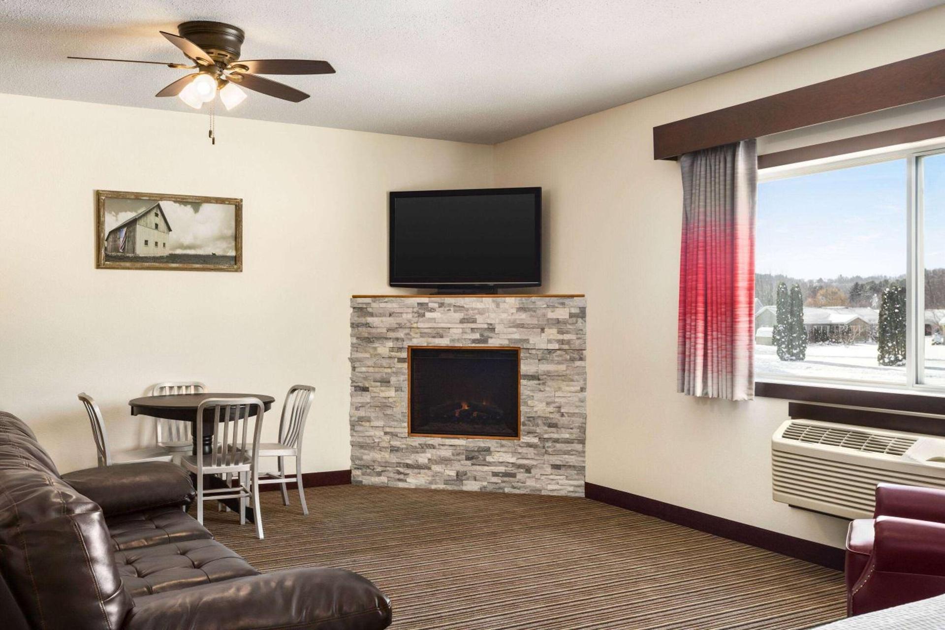 Ramada by Wyndham Richland Center photo 38