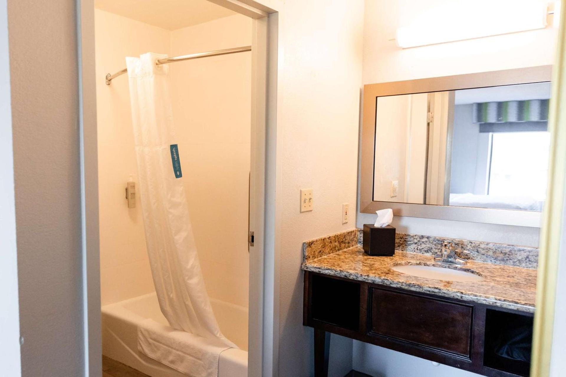 Hampton Inn & Suites Scottsbluff photo 26