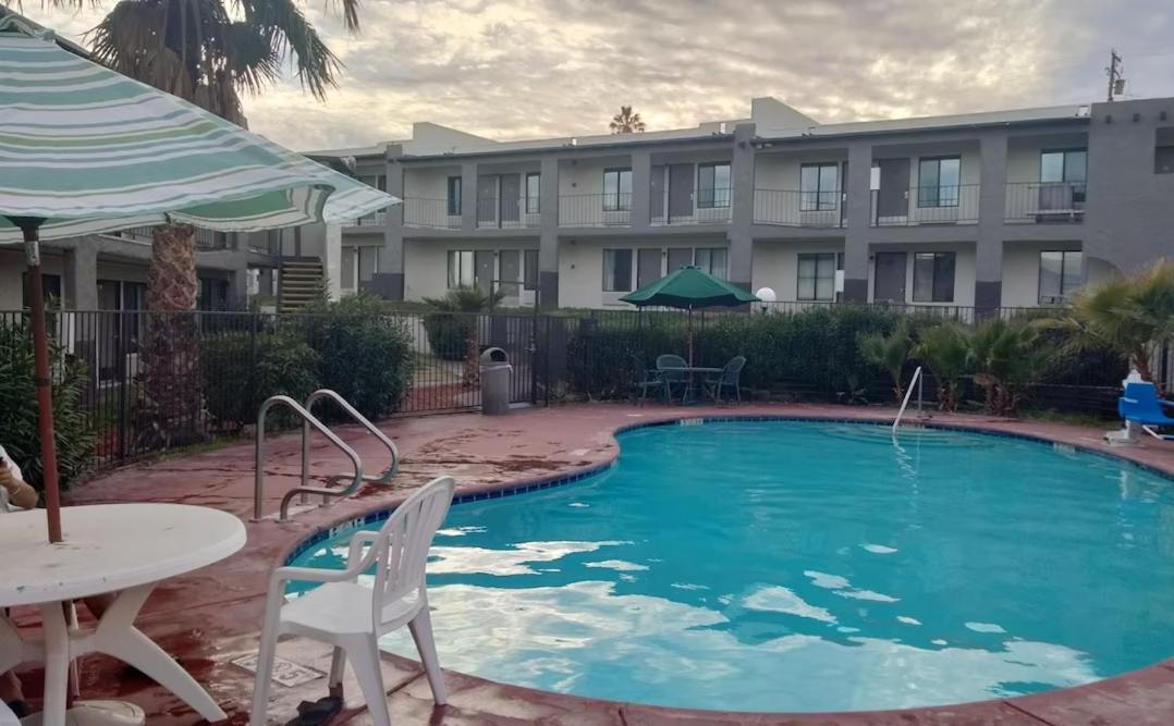 Super 8 by Wyndham Barstow photo 43