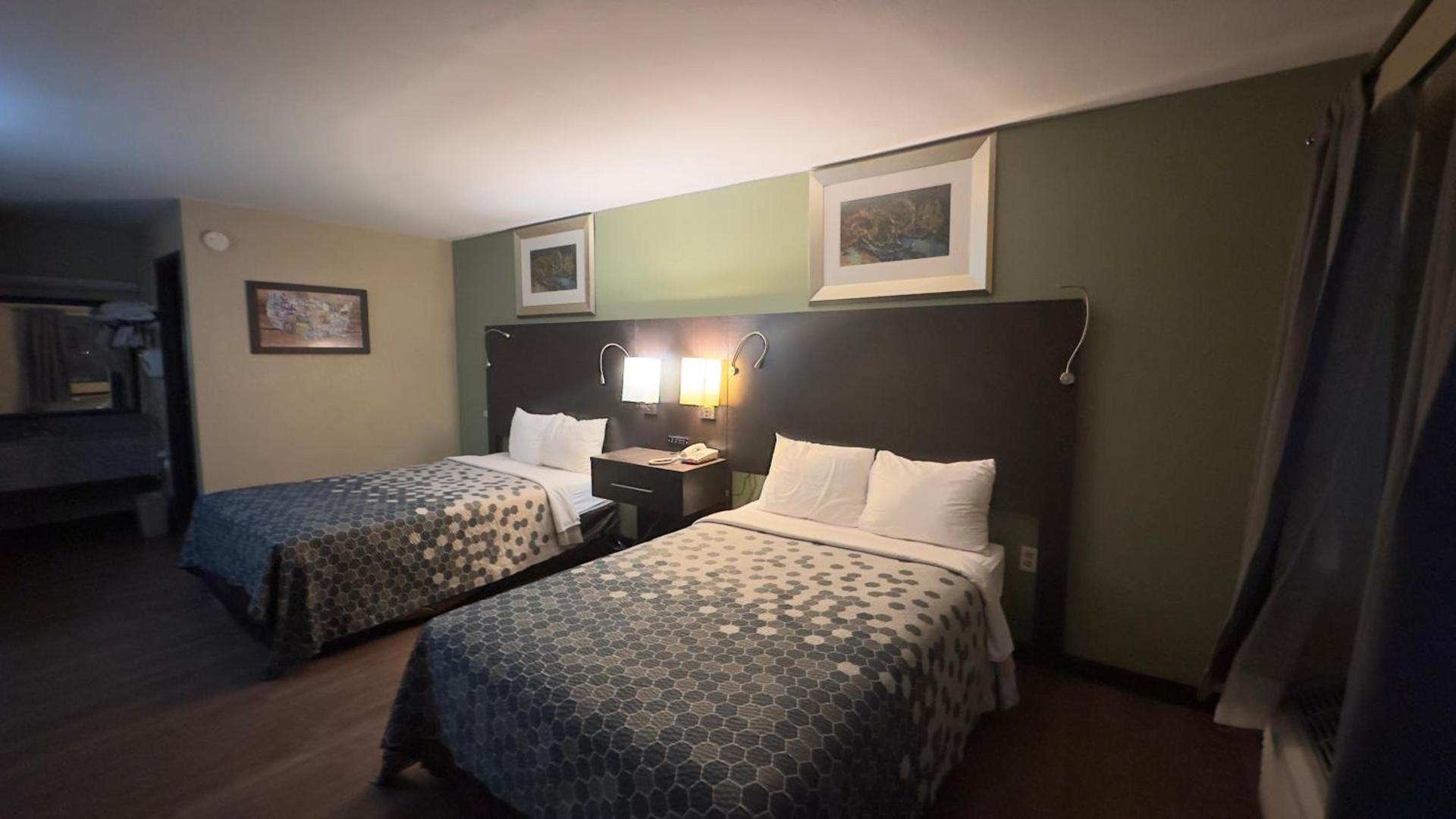 Econo Lodge Belton - Kansas City South photo 2