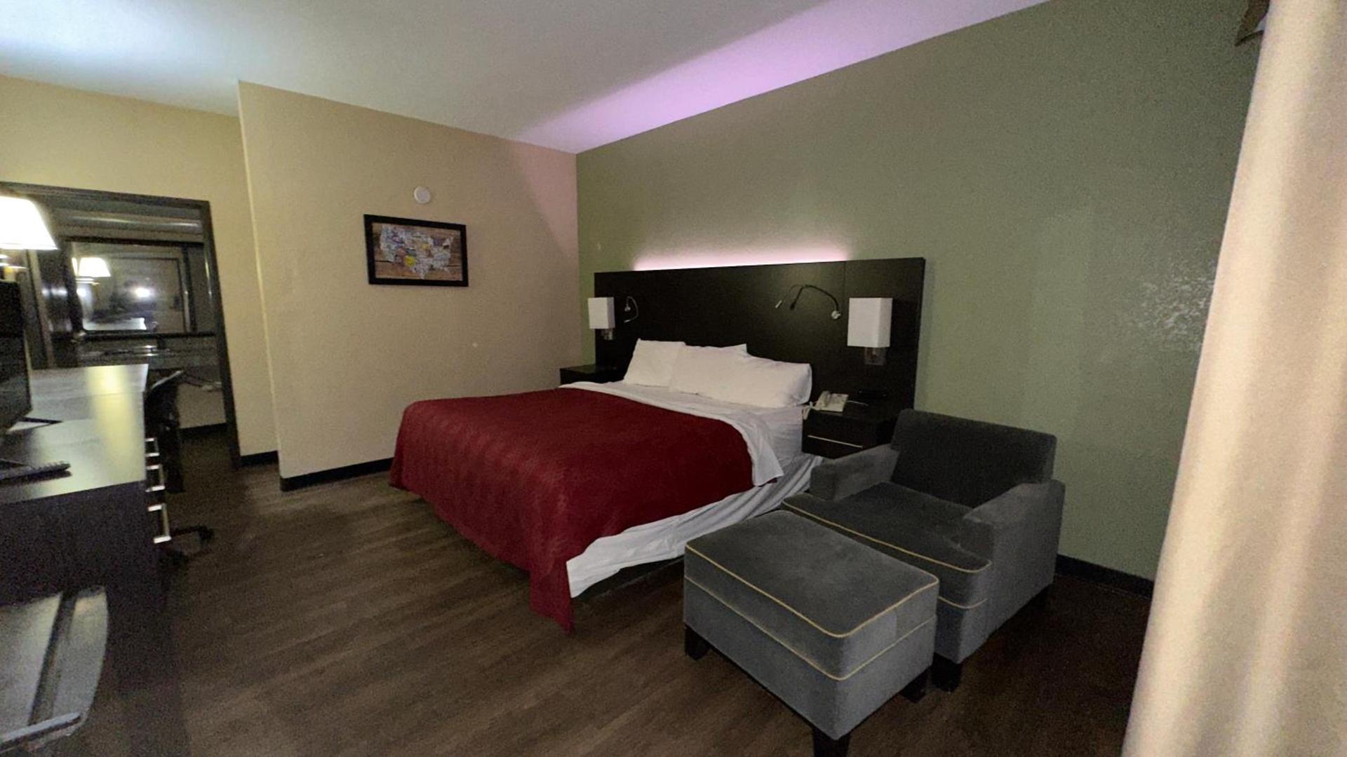 Econo Lodge Belton - Kansas City South photo 22