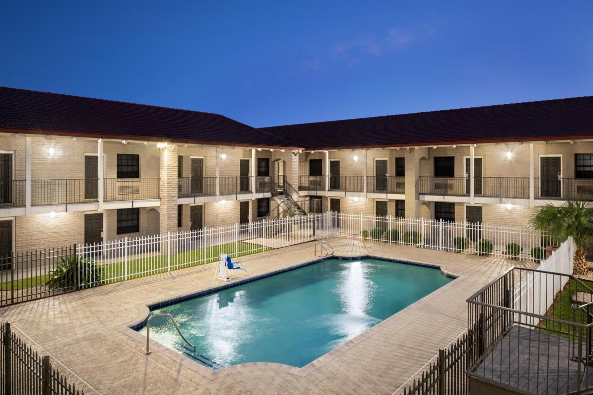 La Quinta Inn by Wyndham Victoria photo 17