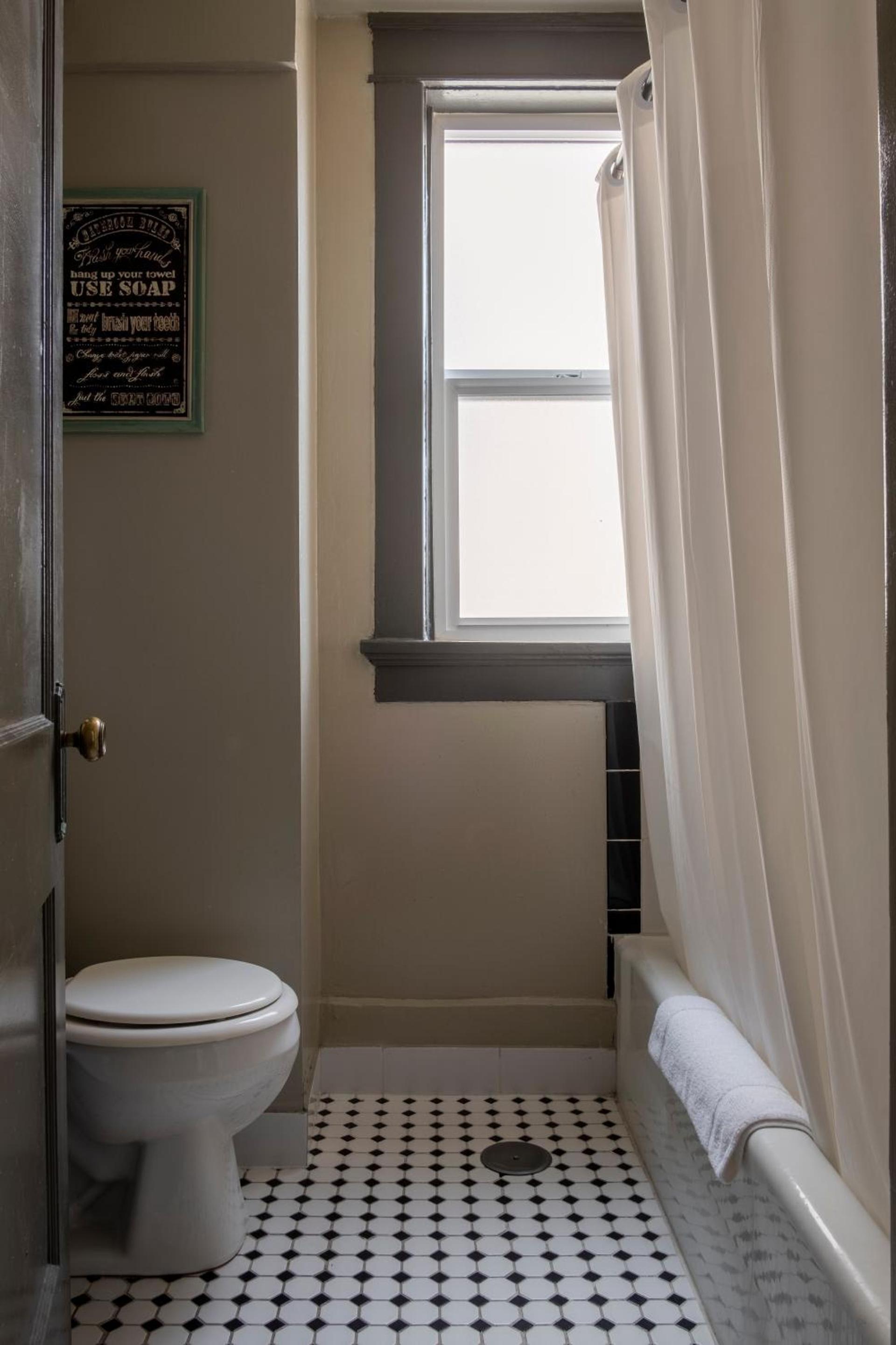 Gardner Hotel & Hostel photo 82