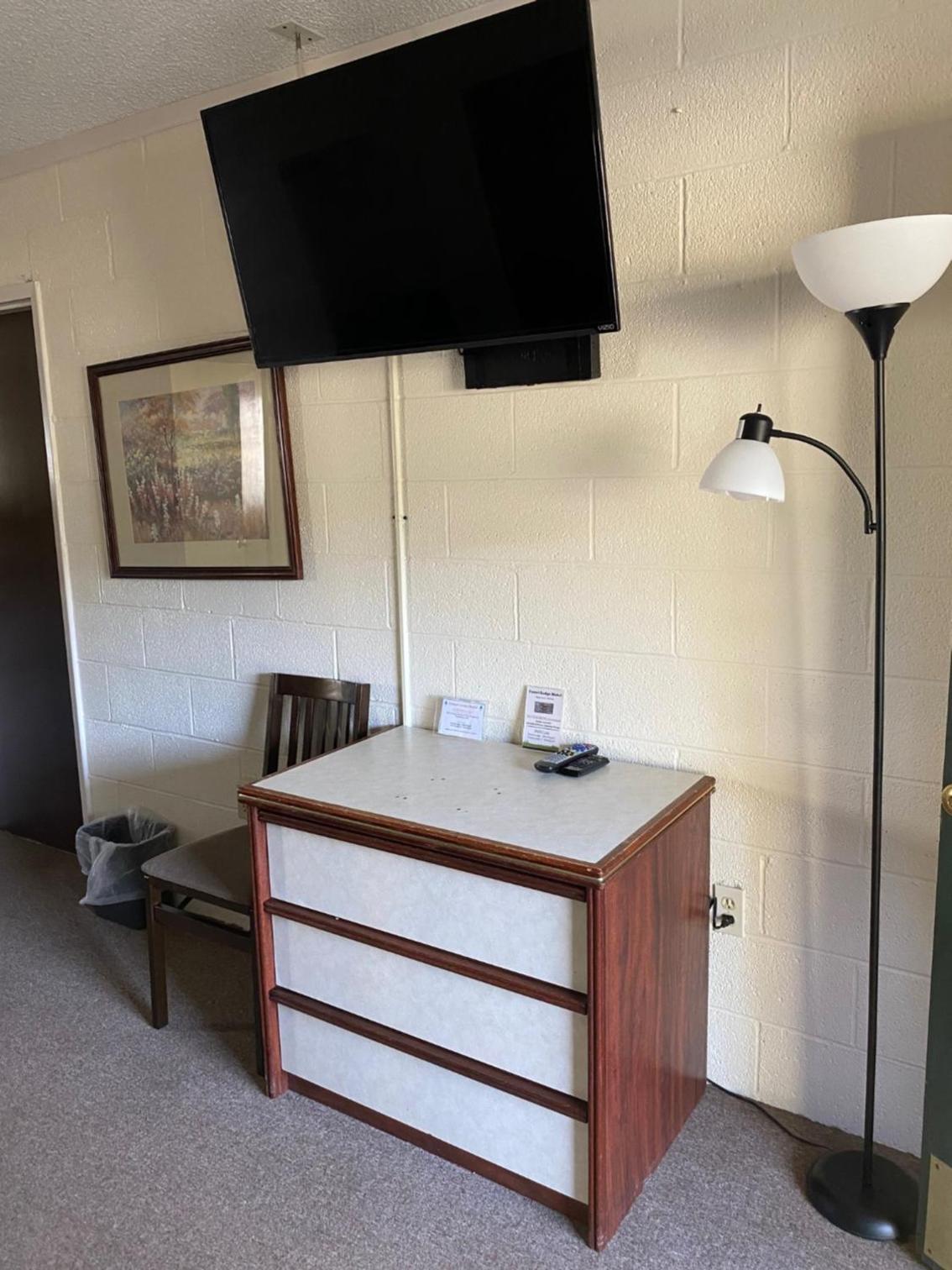 Forest Lodge Motel photo 8