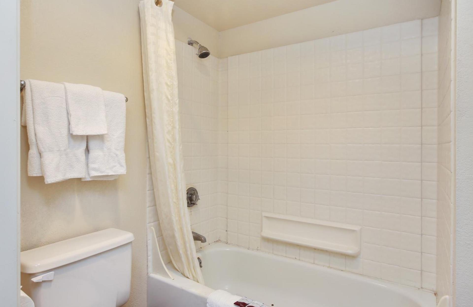 Red Roof Inn Lompoc photo 27