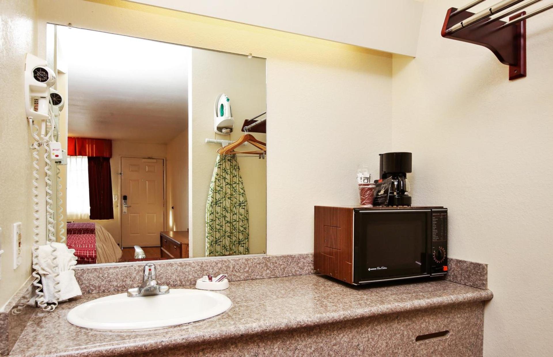 Red Roof Inn Lompoc photo 25
