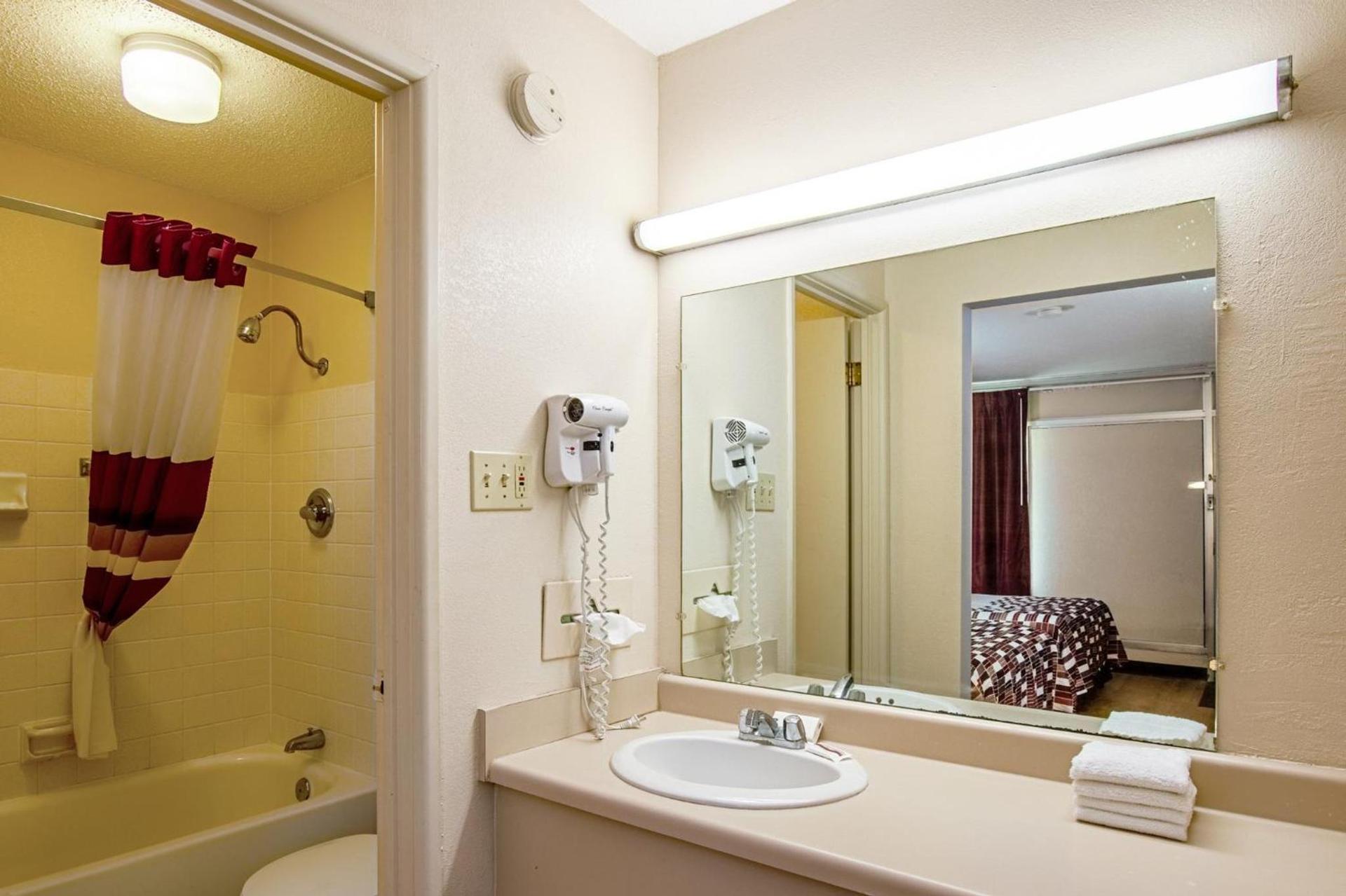 Red Roof Inn Battle Creek photo 31