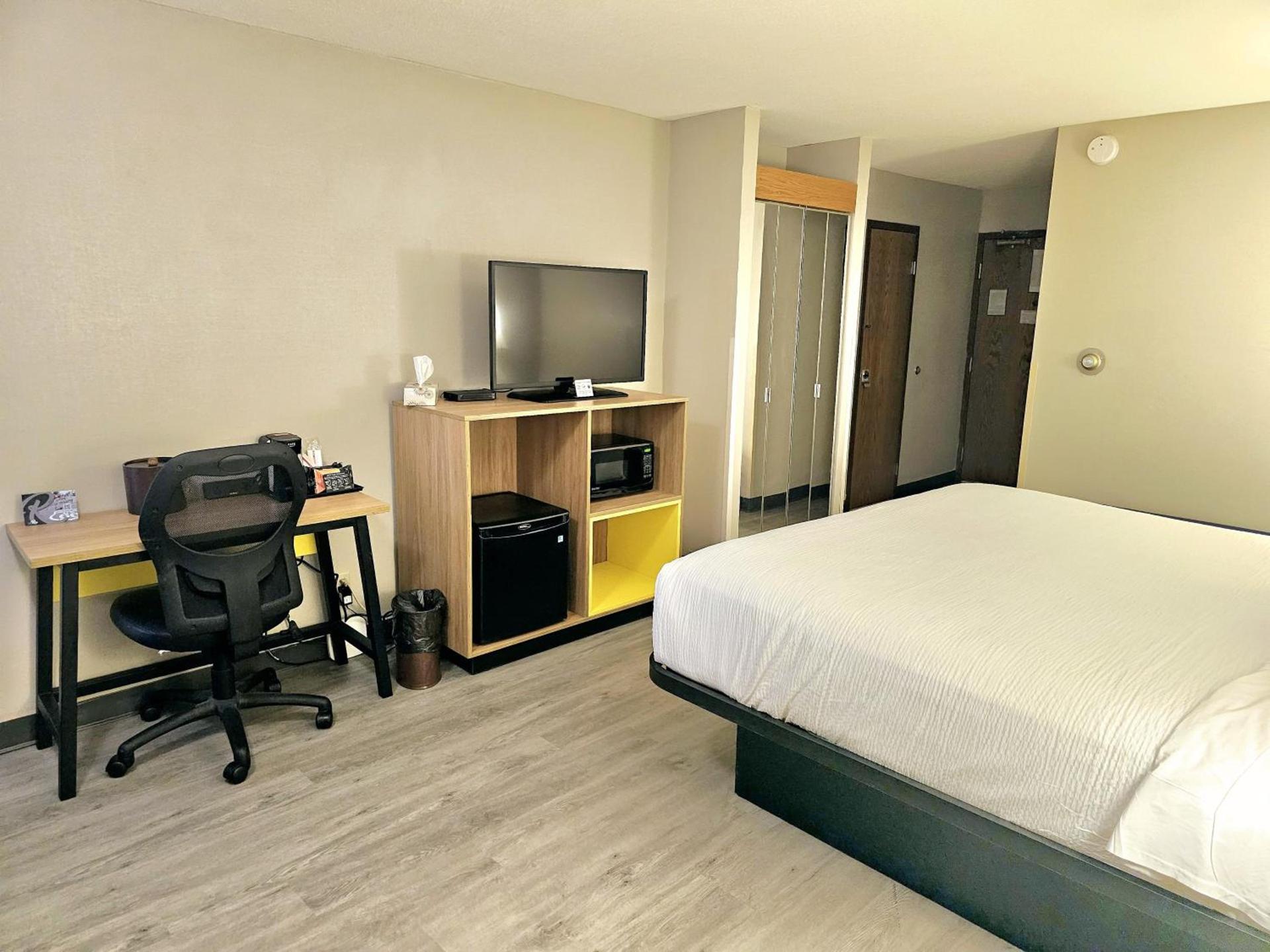 Days Inn by Wyndham Rolla photo 24