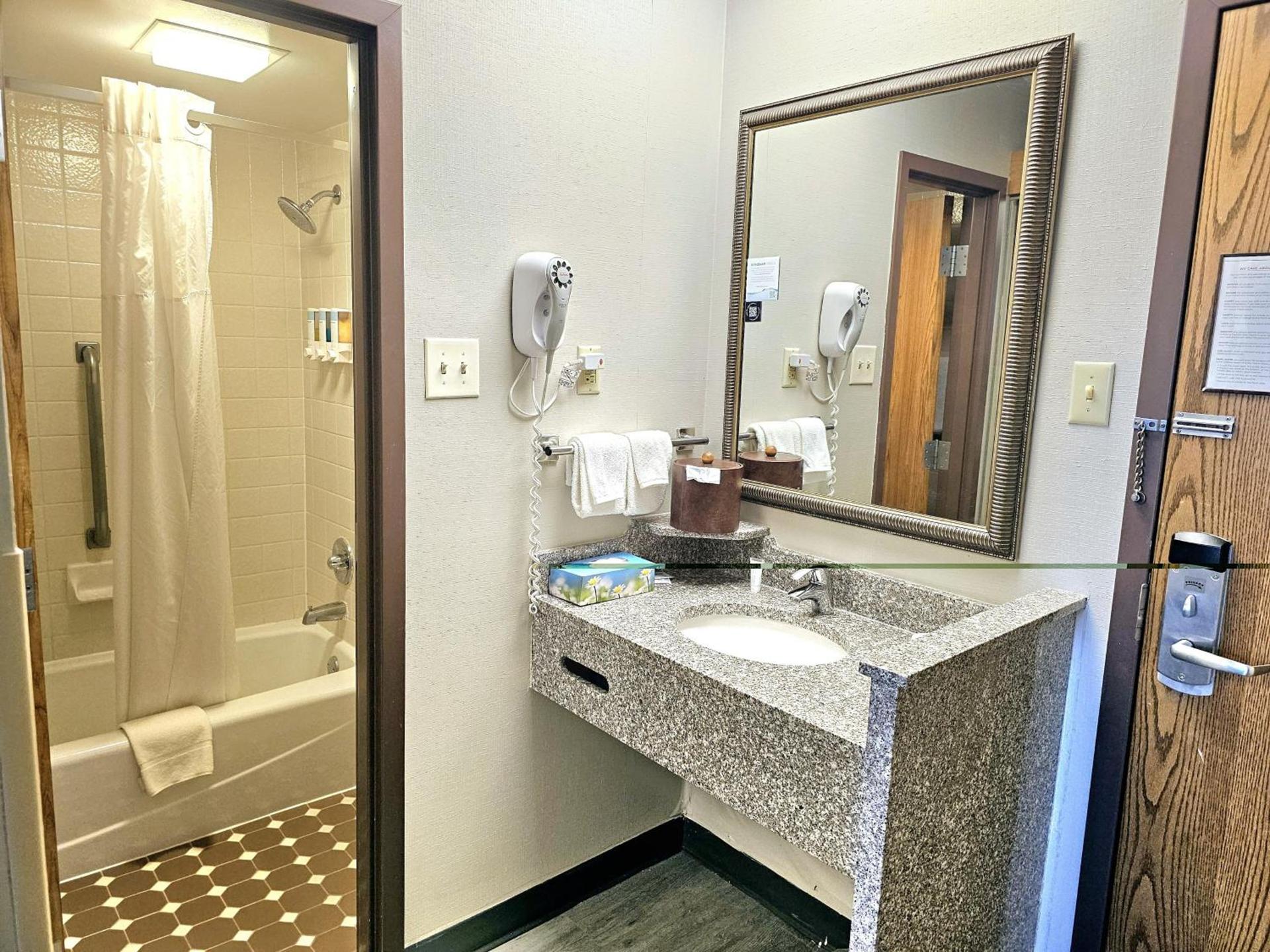 Days Inn by Wyndham Rolla photo 26