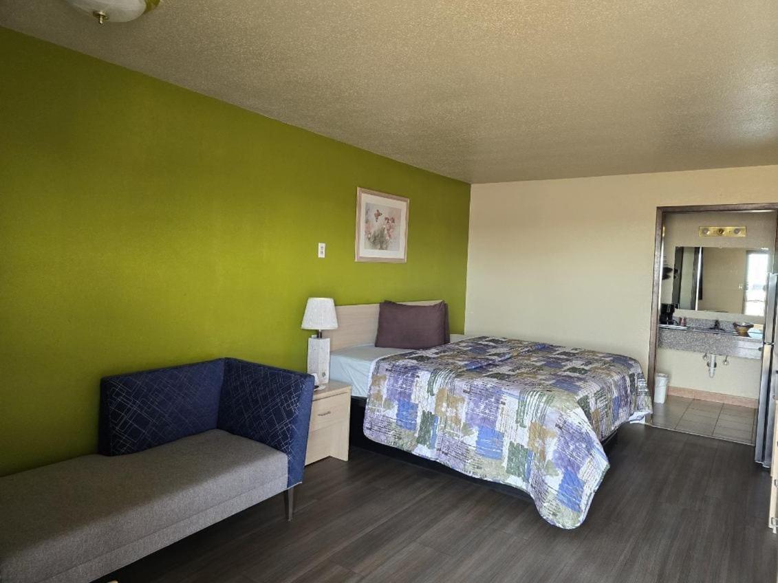 Lodge USA Motel photo 18