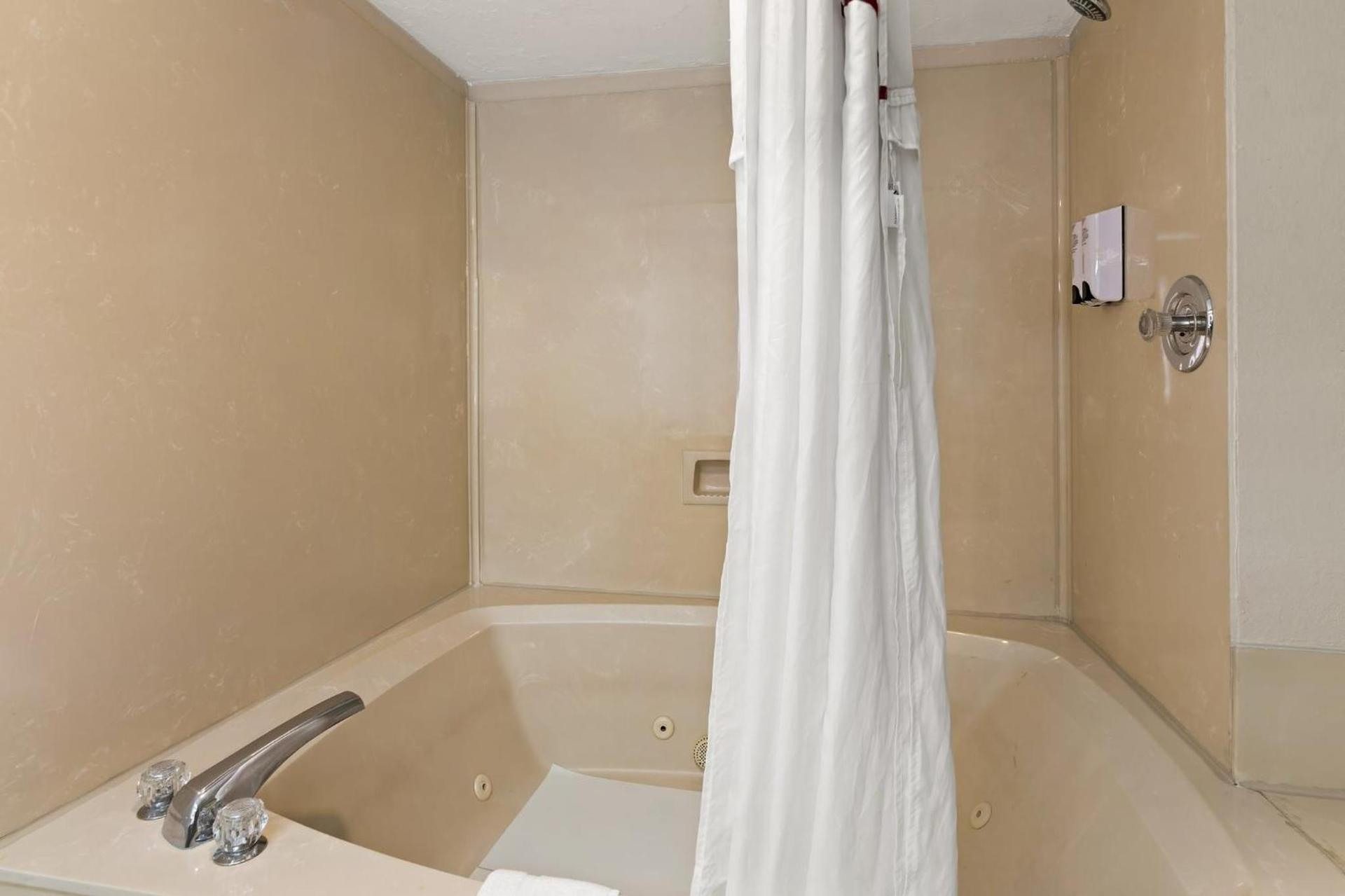 Red Roof Inn & Suites Monroe, NC photo 33