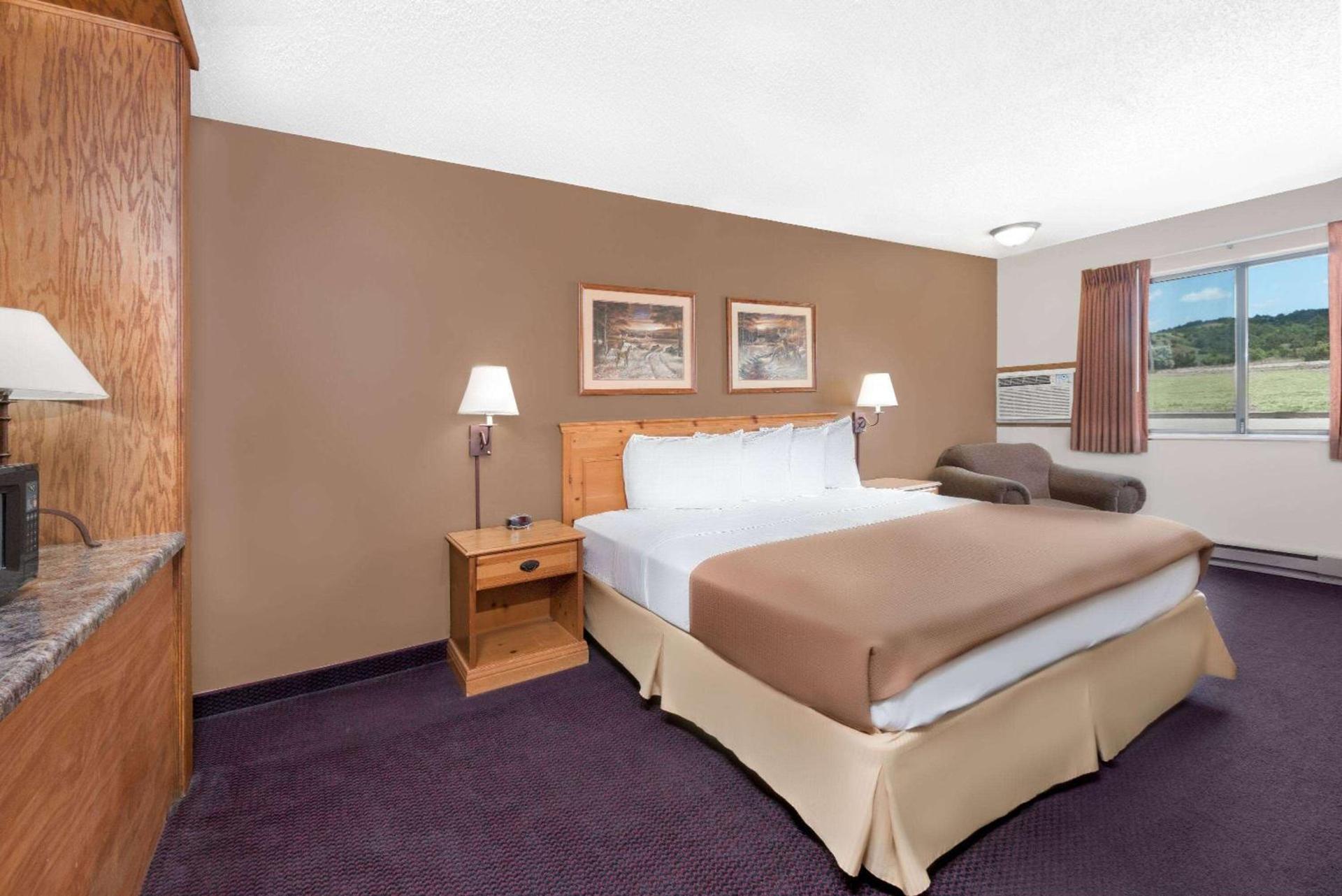 Super 8 by Wyndham Chamberlain SD photo 8