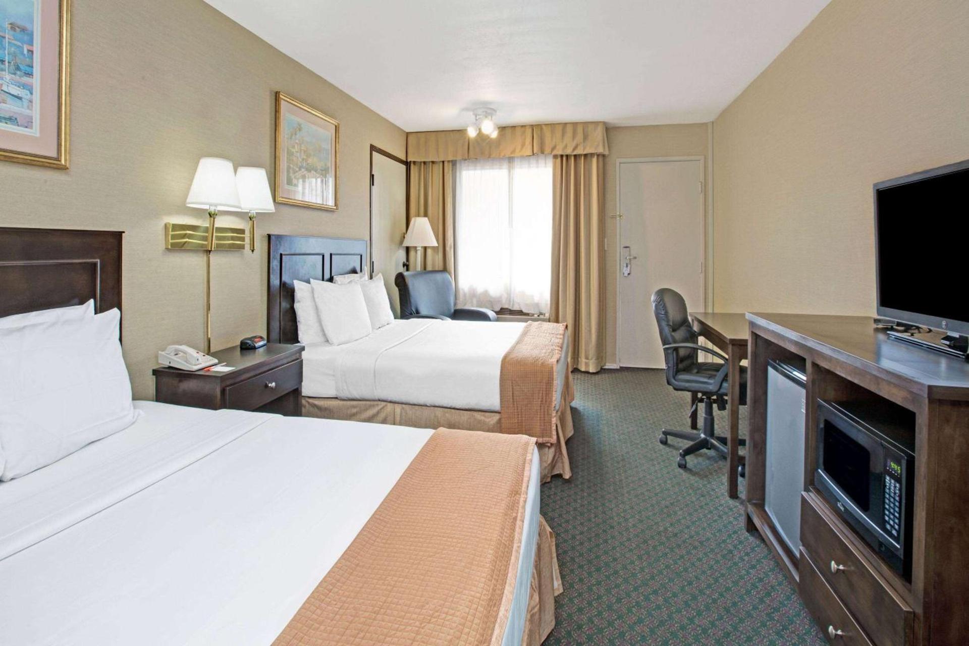 Howard Johnson by Wyndham Torrance photo 4