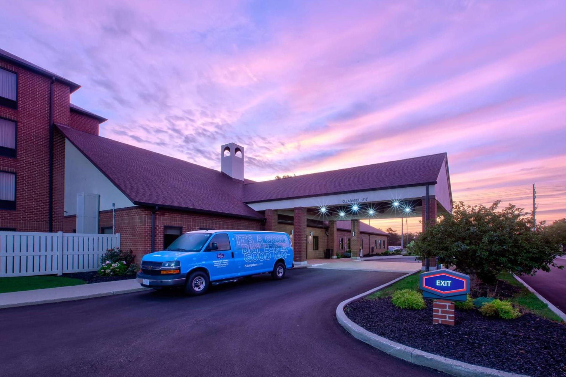 Hampton Inn & Suites Cleveland-Airport/Middleburg Heights photo 4