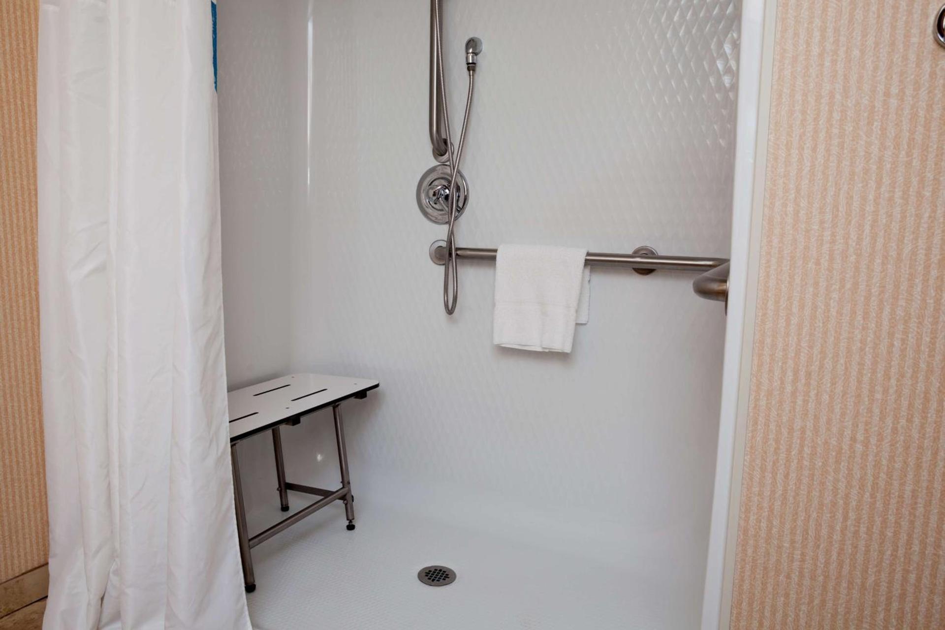 Hampton Inn Oneonta photo 17