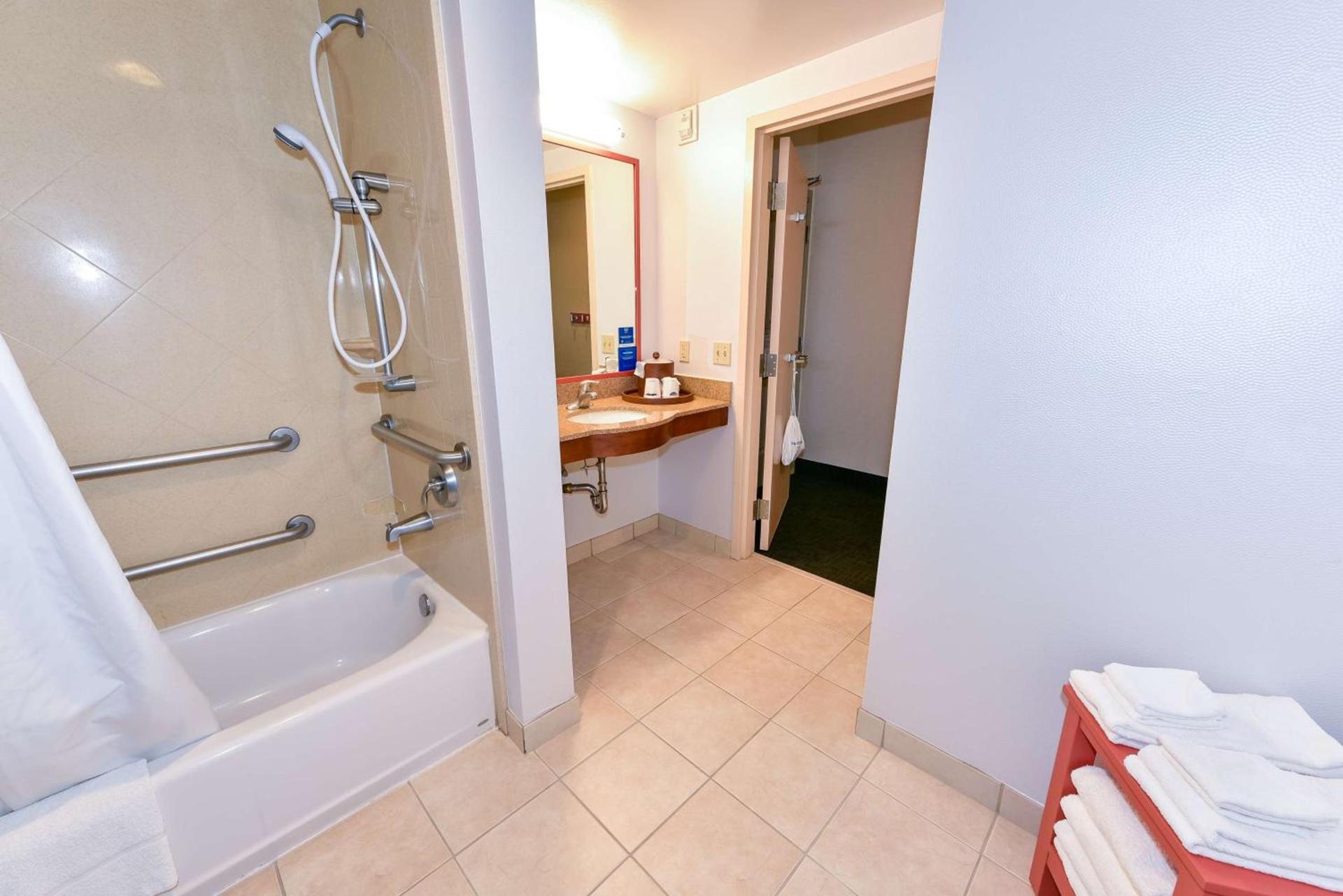 Hampton Inn & Suites Pittsburg photo 16