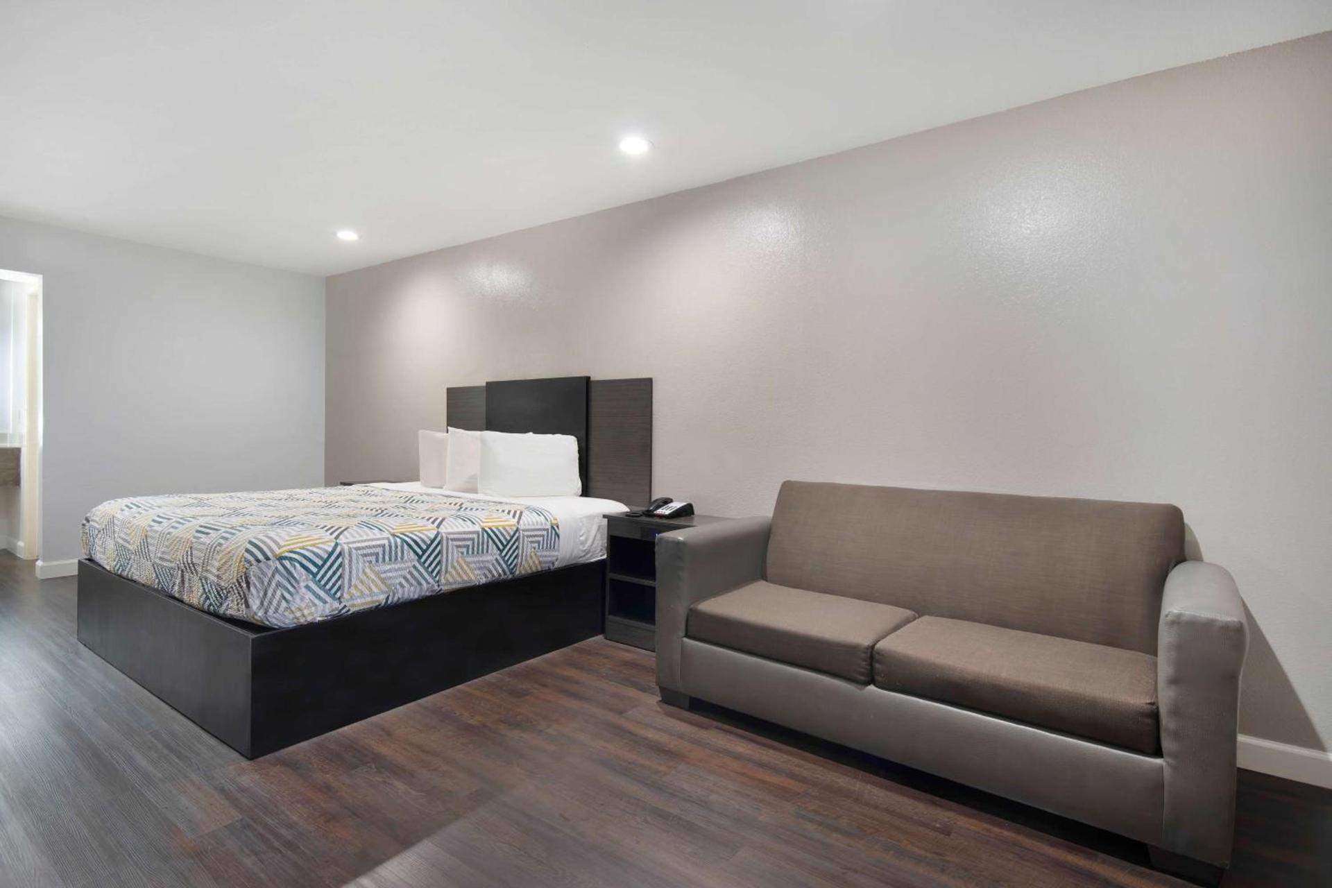 Motel 6 Houston, TX - I-10 West photo 22