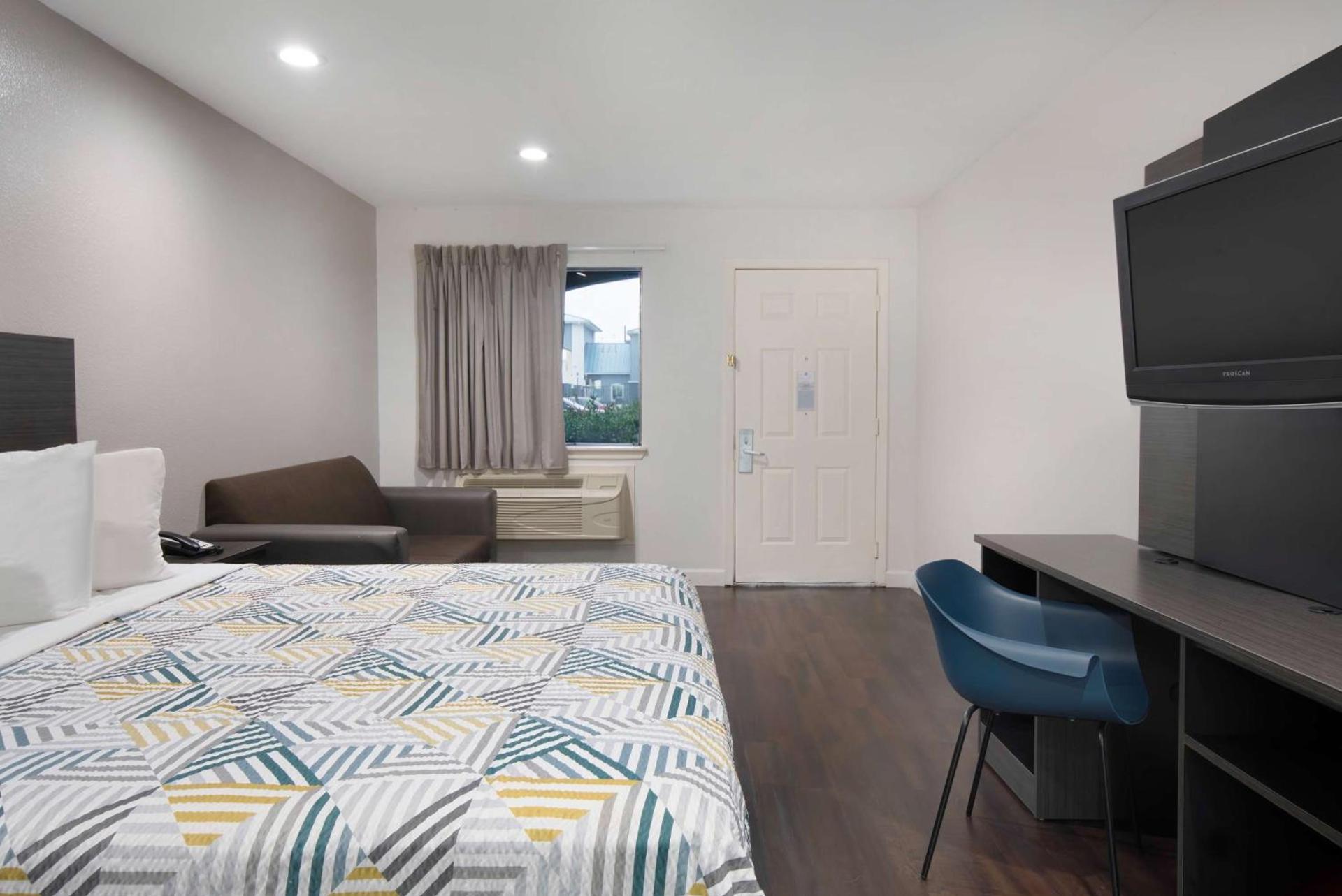 Motel 6 Houston, TX - I-10 West photo 23