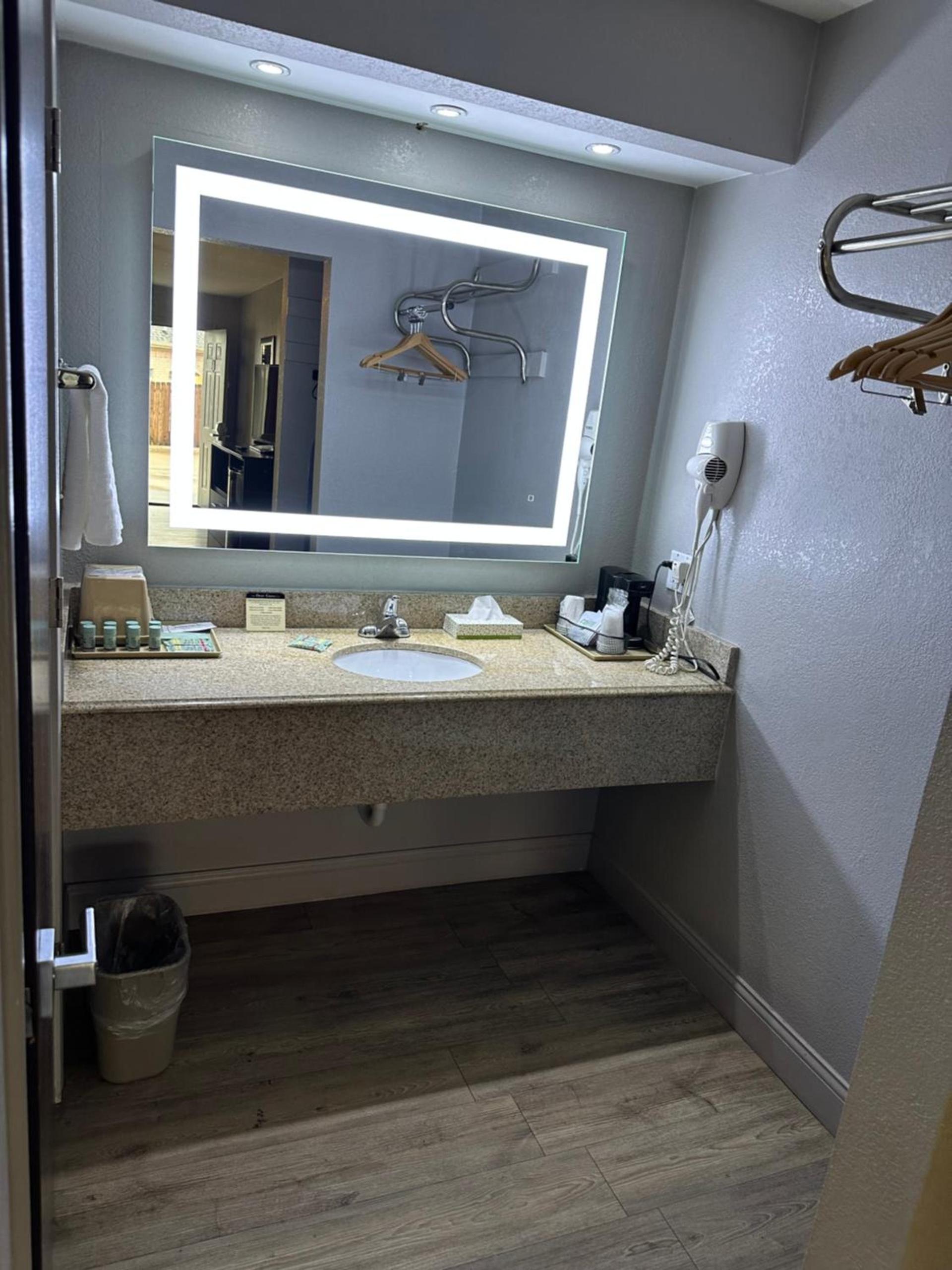 Bestway Inn photo 18