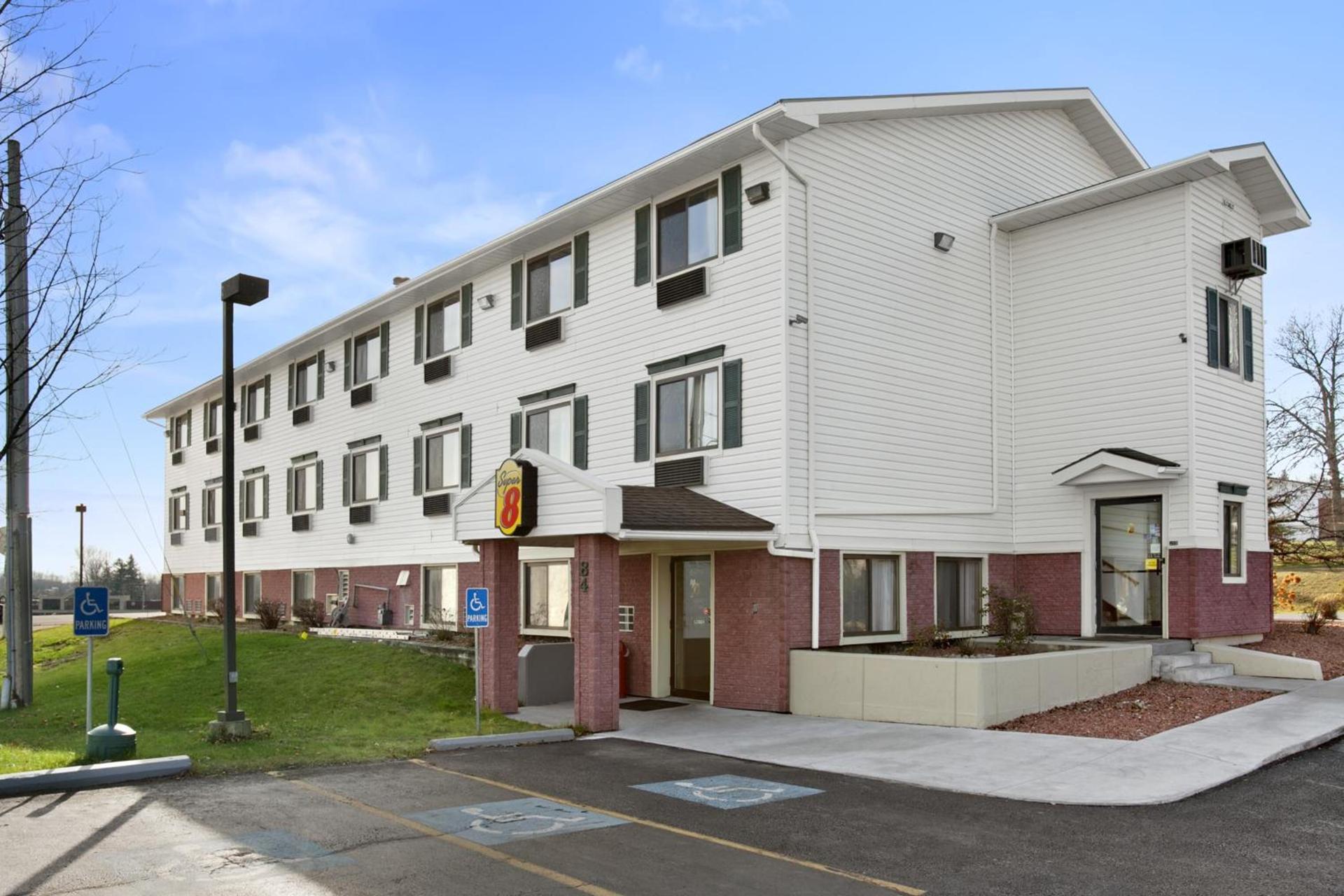 Super 8 by Wyndham Massena NY photo 17