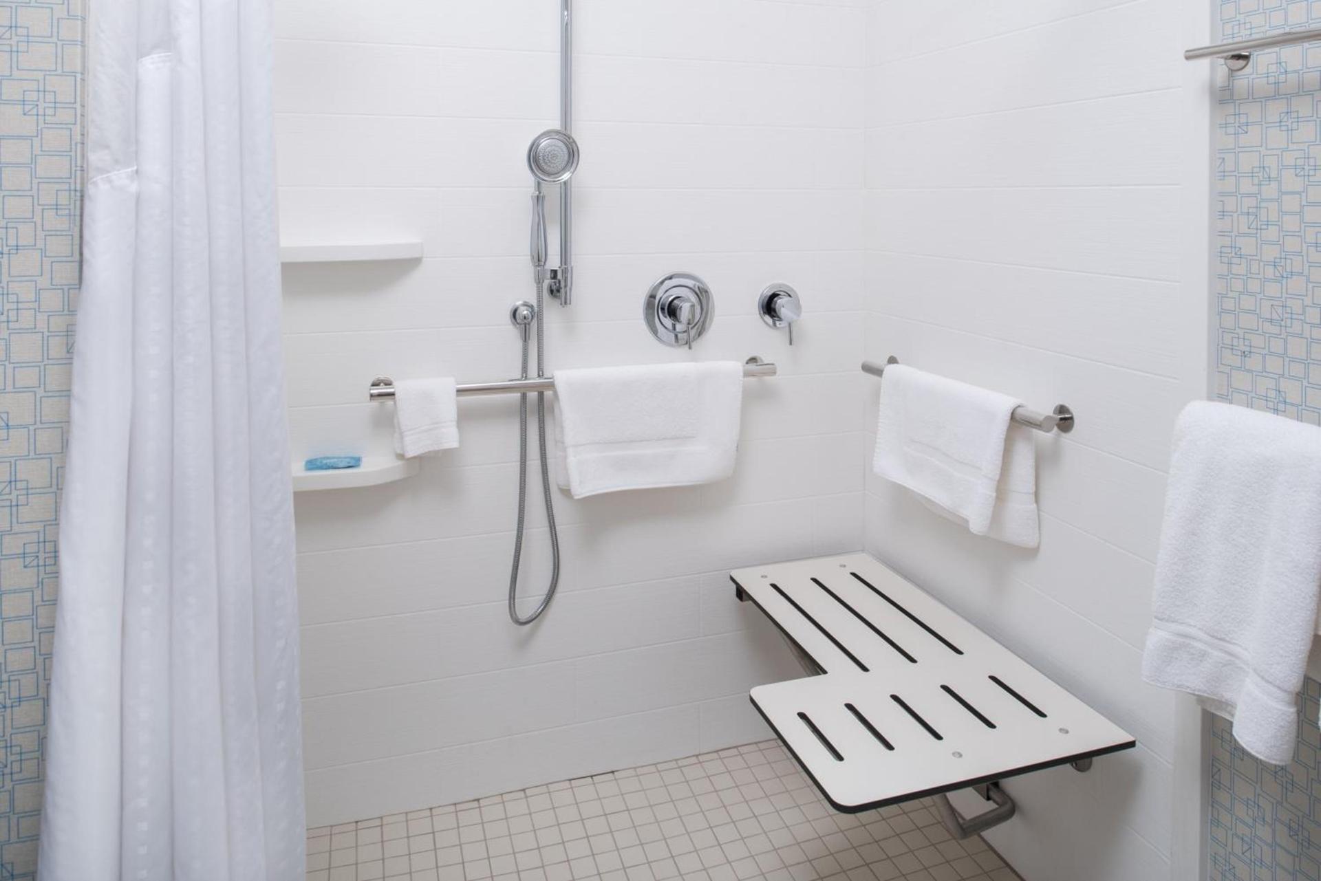 Holiday Inn Express Hotel & Suites Bismarck by IHG photo 22