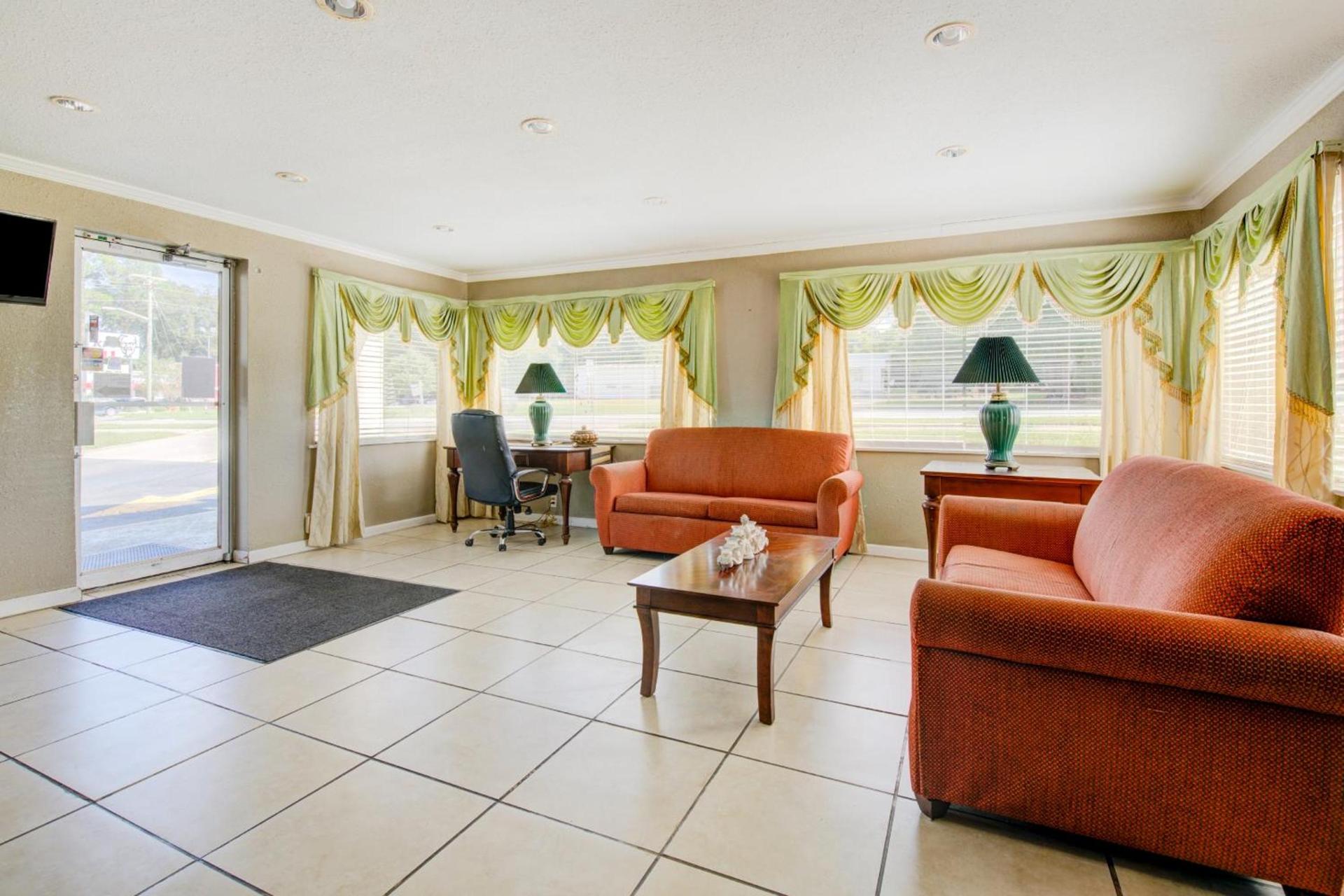 OYO Hotel Douglas GA US-441 photo 7