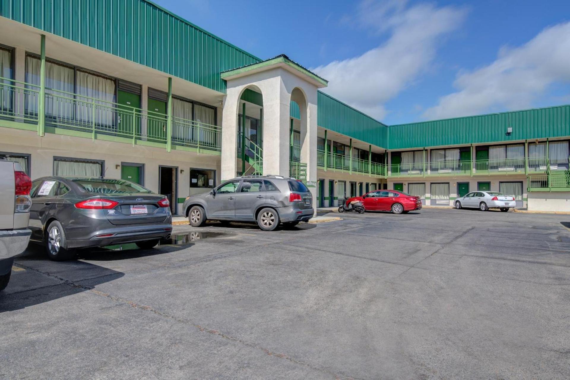 OYO Hotel Douglas GA US-441 photo 6