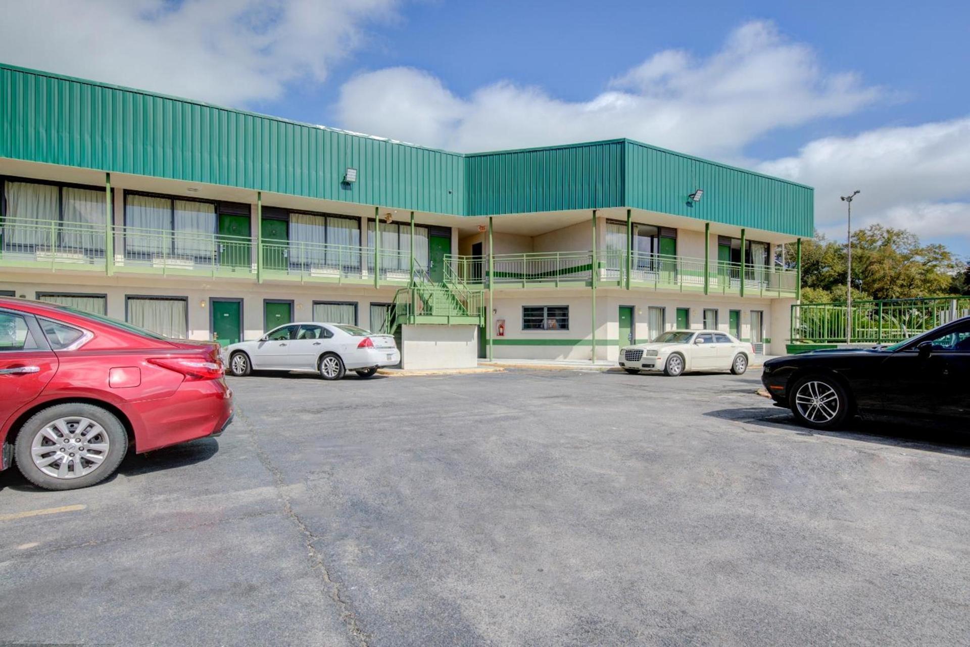 OYO Hotel Douglas GA US-441 photo 8