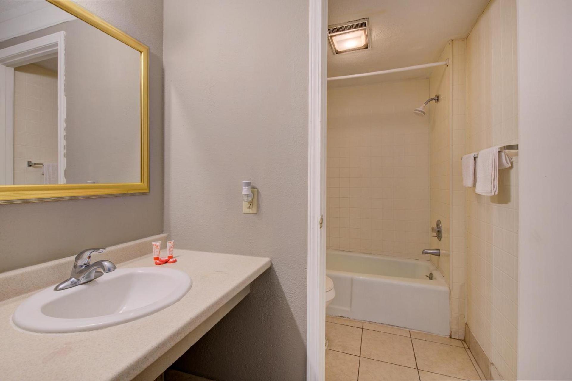 OYO Hotel Douglas GA US-441 photo 22