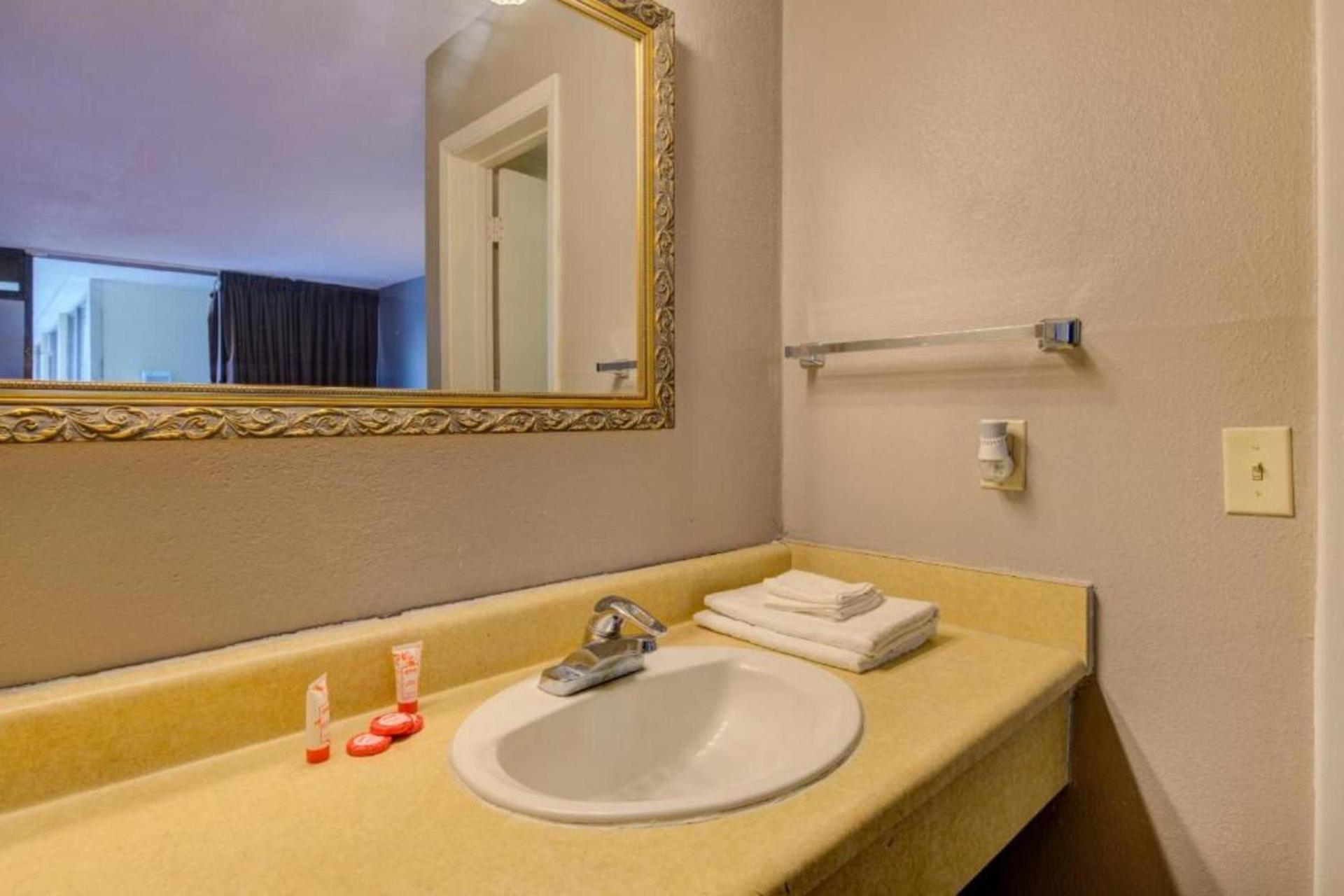 OYO Hotel Douglas GA US-441 photo 36